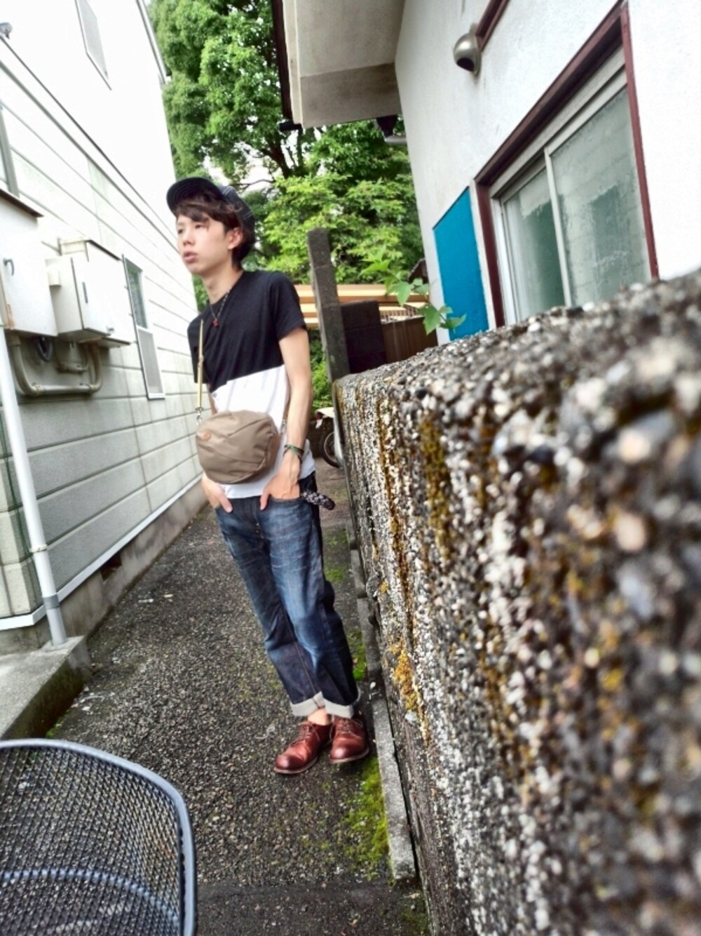 ベージュ系のショルダーバッグ、ゴールド系のネックレスを着用したメンズの夏コーディネートの1枚目の写真