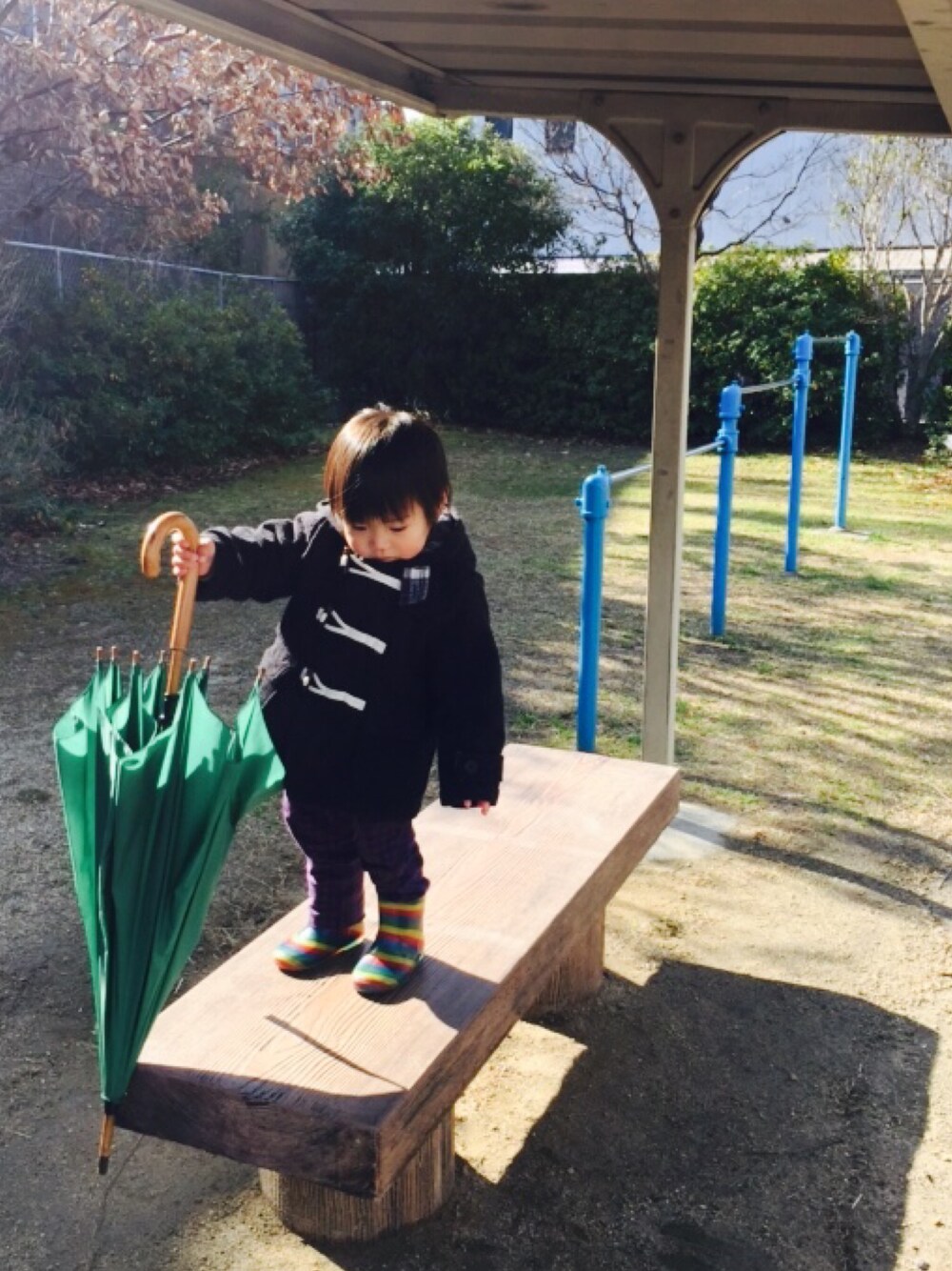 「公園、息子コーデ、晴れでも長靴、プチプラ、2歳」｜「CHEROKEEのアイテム（ダッフルコート、ブラック系）」を使った、moemoeさん（キッズ・90cm）の冬コーディネートの1枚目の写真