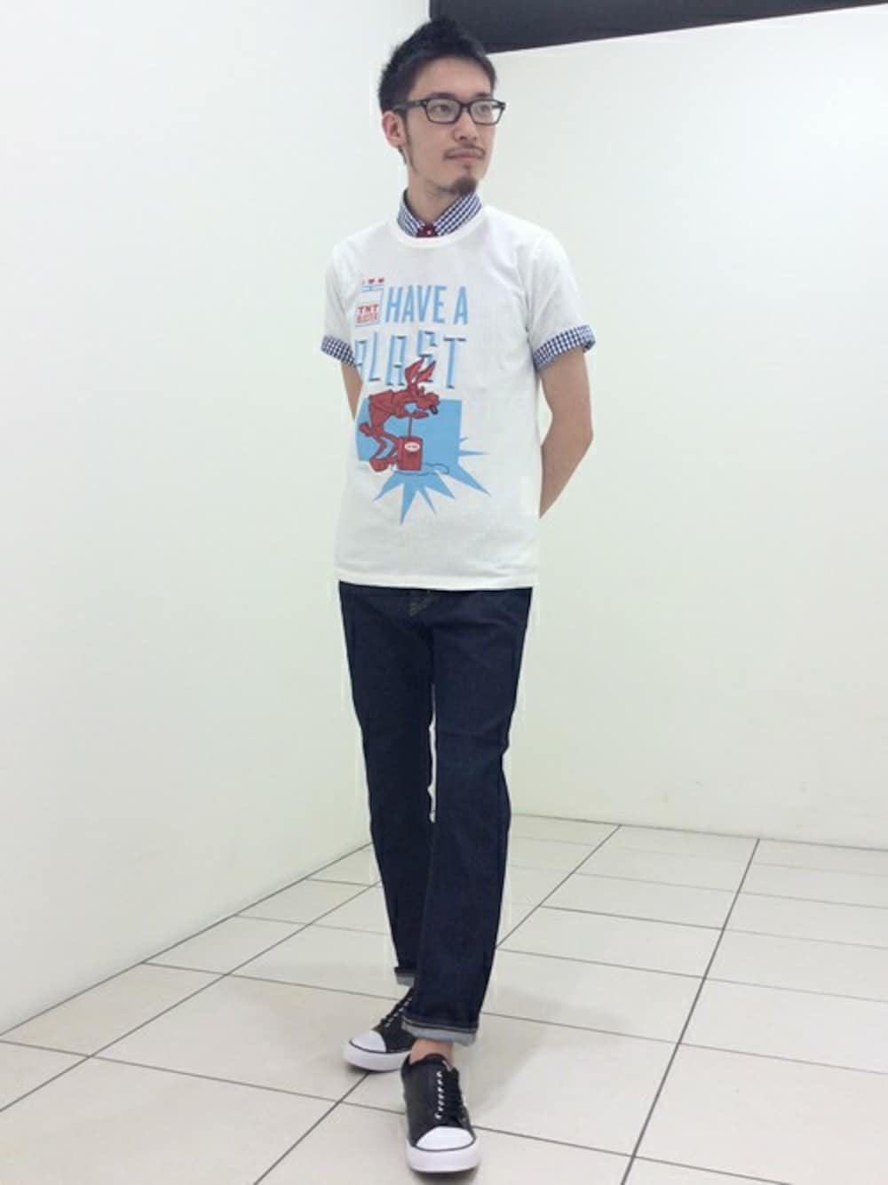 ホワイト系のTシャツ/カットソー、ブルー系のデニムパンツ、レッド系のネクタイを着用したメンズの夏コーディネートの1枚目の写真