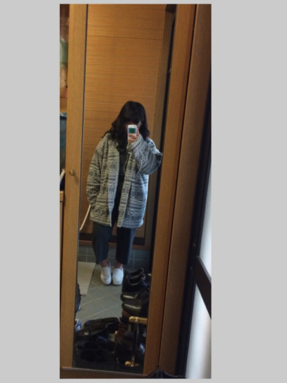 「幾何学模様、白厚底、スリッポン、グレー」｜「usedのアイテム（その他パンツ、グレー系）」を使った、mamさん（レディース・152cm）の冬コーディネートの1枚目の写真