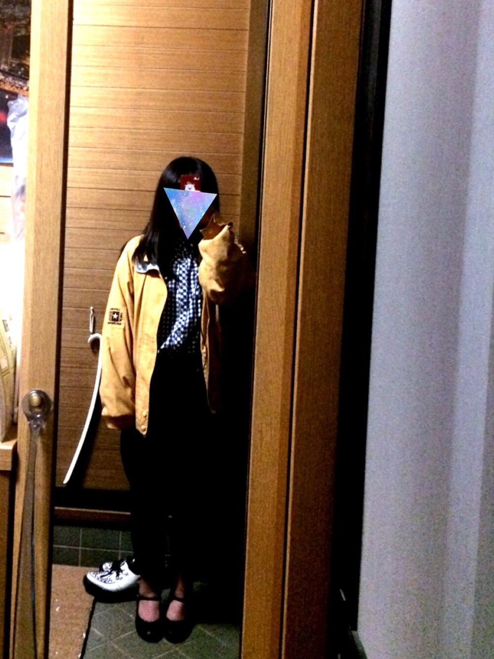 「古着、黄色、MUNSINGWEAR、シンプル、図書館」｜「usedのアイテム（シャツ/ブラウス、ブラック系）」を使った、mamさん（レディース・152cm）の秋コーディネートの1枚目の写真