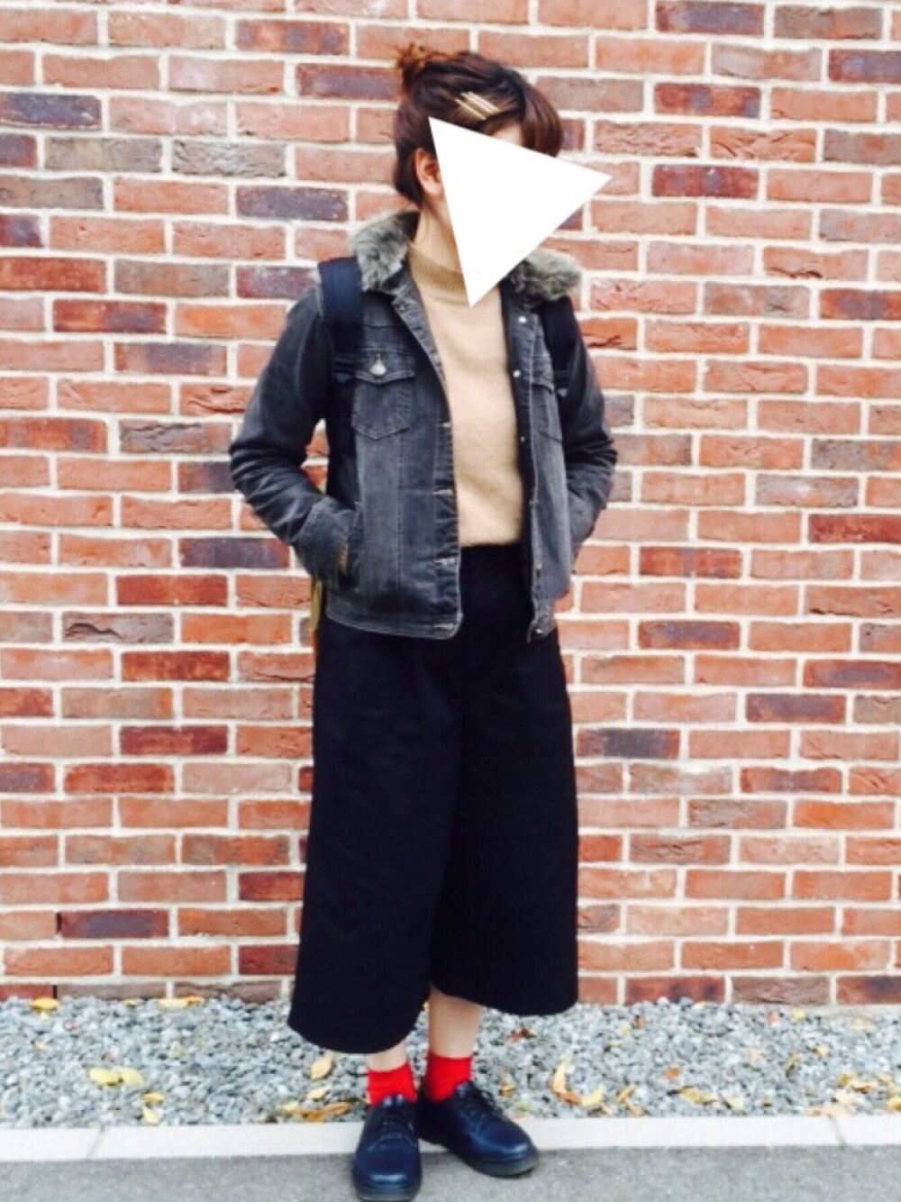 「赤ソックス、デニムジャケット、ガウチョパンツ、ハイネックニット、ベージュ、winter、秋冬コーデ、バックパック、UNIQLO、ファー」｜「UNIQLOのアイテム（ニット/セーター、ベージュ系）」を使った、marikaさん（レディース・167cm）の冬コーディネートの1枚目の写真