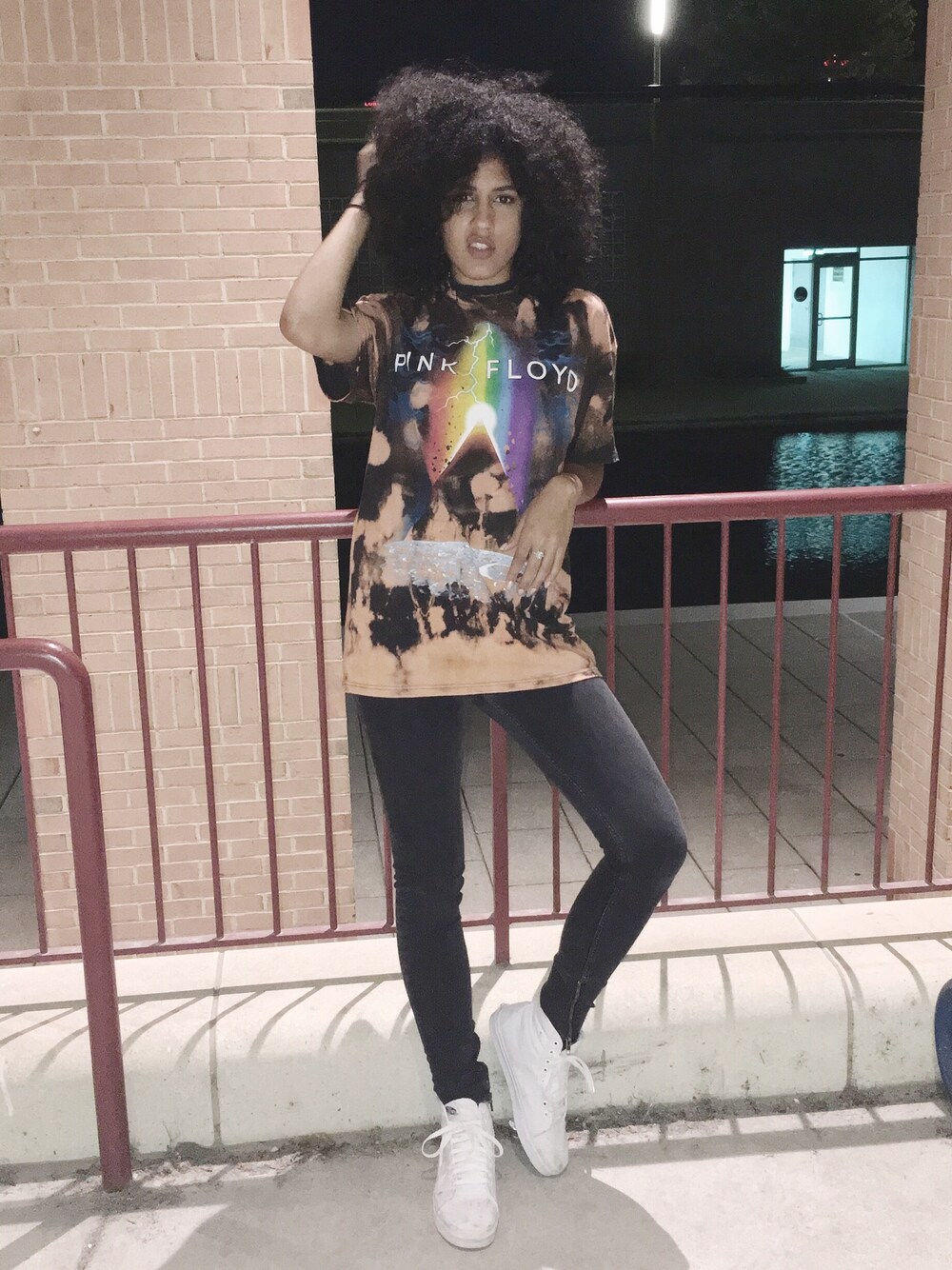 「ootd、outfit、summer、denim、casual、black and white、sneakers、streetstyle、blogger、LATINA」｜「BLK DNMのBLK DNM Denim pants（デニムパンツ、ブラック系）」を使った、Debbie Ruizさん（レディース・176cm）の秋コーディネートの1枚目の写真