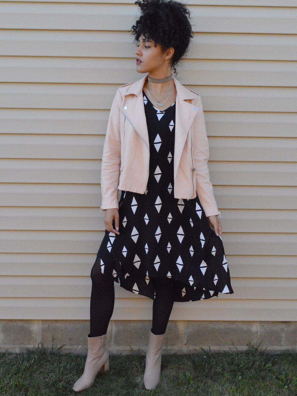 「ootd、outfit、black and white、streetstyle、fall、leather jacket、boohoo」｜「FOREVER 21のアイテム（その他アウター、ピンク系）」を使った、Debbie Ruizさん（レディース・175cm）の秋コーディネートの1枚目の写真