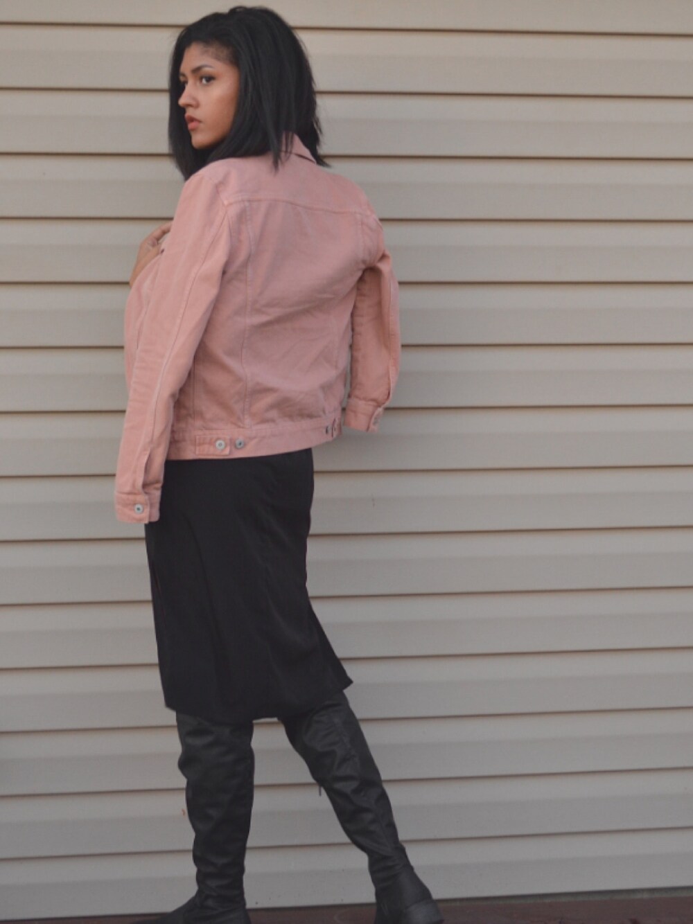 「ootd、outfit、streetstyle、boots、WEARBOOKエントリー、TOPMAN、denim、fashion」｜「TOPMANのアイテム（デニムジャケット、ピンク系）」を使った、Debbie Ruizさん（レディース・175cm）の秋コーディネートの1枚目の写真