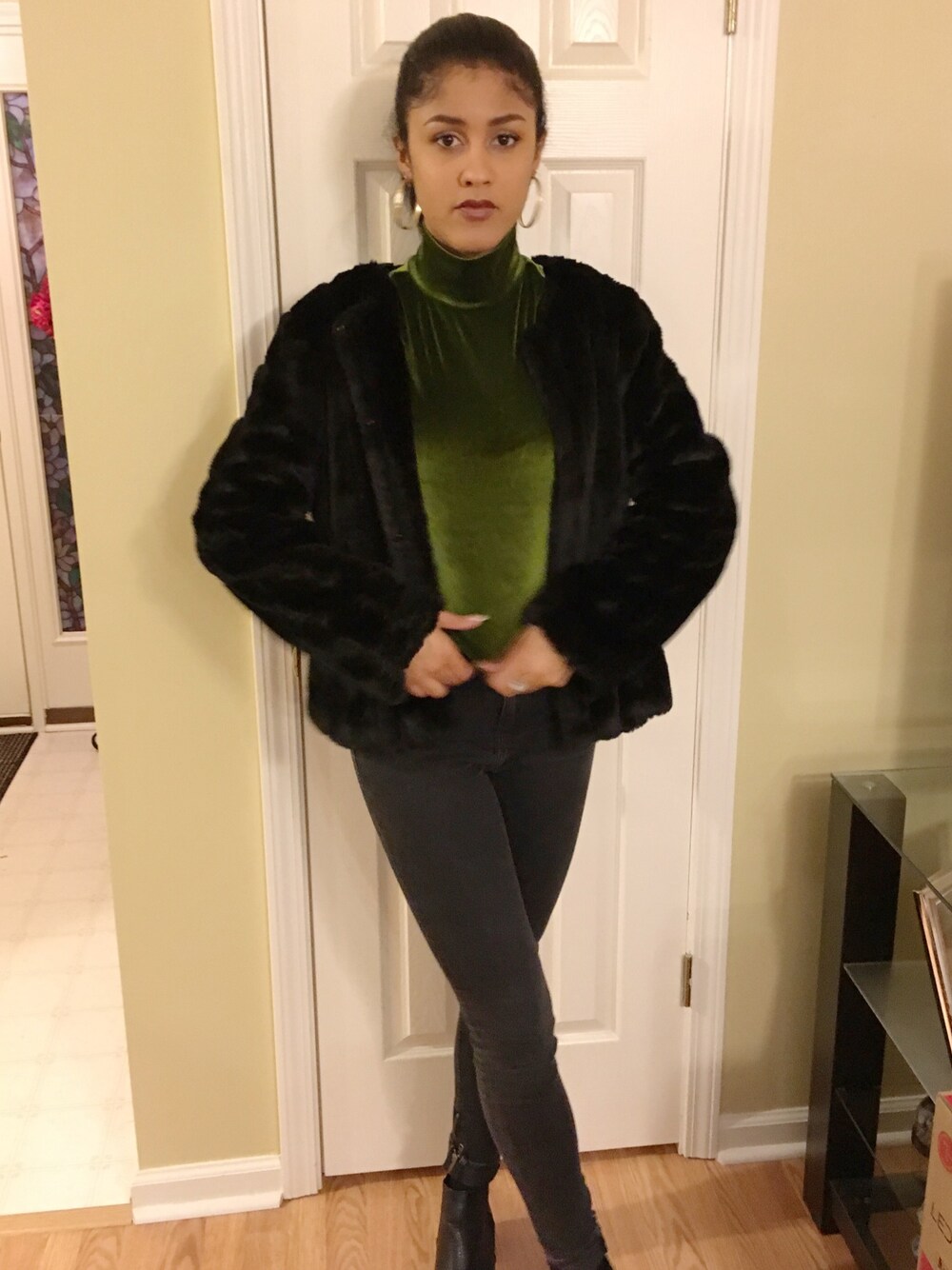 「ootd、outfit、WEARBOOKエントリー、streetstyle、fur、BLK DNM、velvet」｜「BLK DNMのBLK DNM Denim pants（デニムパンツ、ブラック系）」を使った、Debbie Ruizさん（レディース・175cm）の秋コーディネートの1枚目の写真
