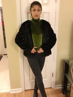 「BLK DNM（ブラックデニム）のアイテム（パンツ）」を使った、Debbie Ruizさん（レディース・175cm）の秋コーディネート