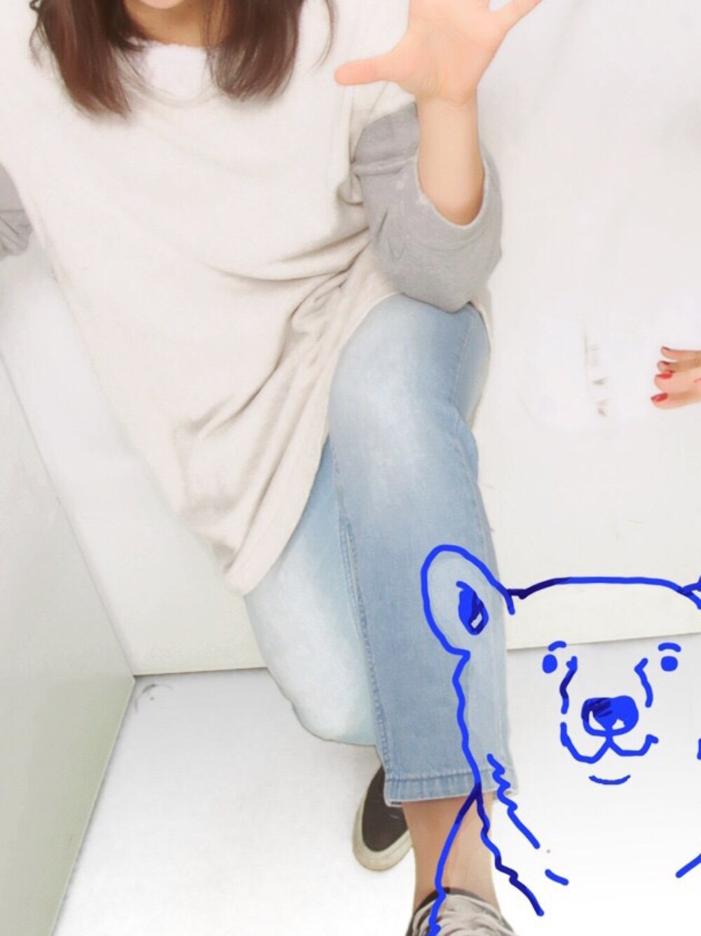「デニム、チュニック、ベージュ、白、スニーカー」｜「JEANASISのアイテム（チュニック、ホワイト系）」を使った、か  なさん（レディース・164cm）の春コーディネートの1枚目の写真