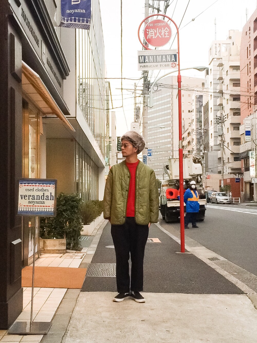 レッド系のミリタリージャケット、レッド系のニット/セーター、ブラック系のスラックスを着用したメンズの冬コーディネートの1枚目の写真