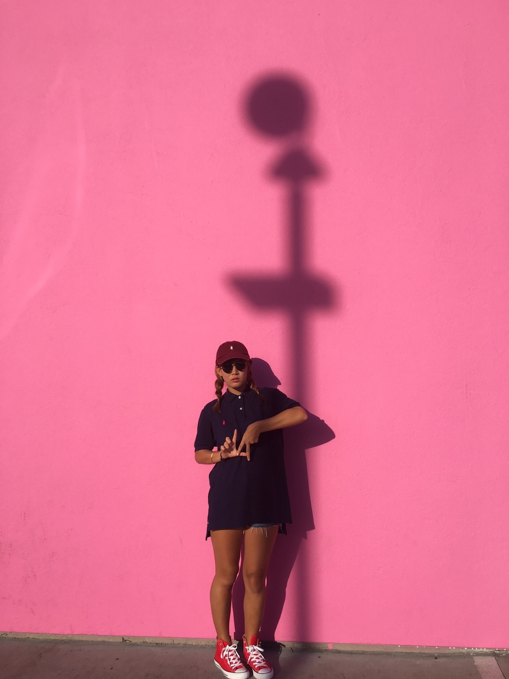 「Los Angeles、travel、red、ラルフローレン、Ralph Lauren、キャップ、ポロシャツ、ワンピース、スニーカー、converse」｜「POLO RALPH LAURENのアイテム（キャップ、レッド系）」を使った、ぱっちさん（レディース・165cm）の秋コーディネートの1枚目の写真