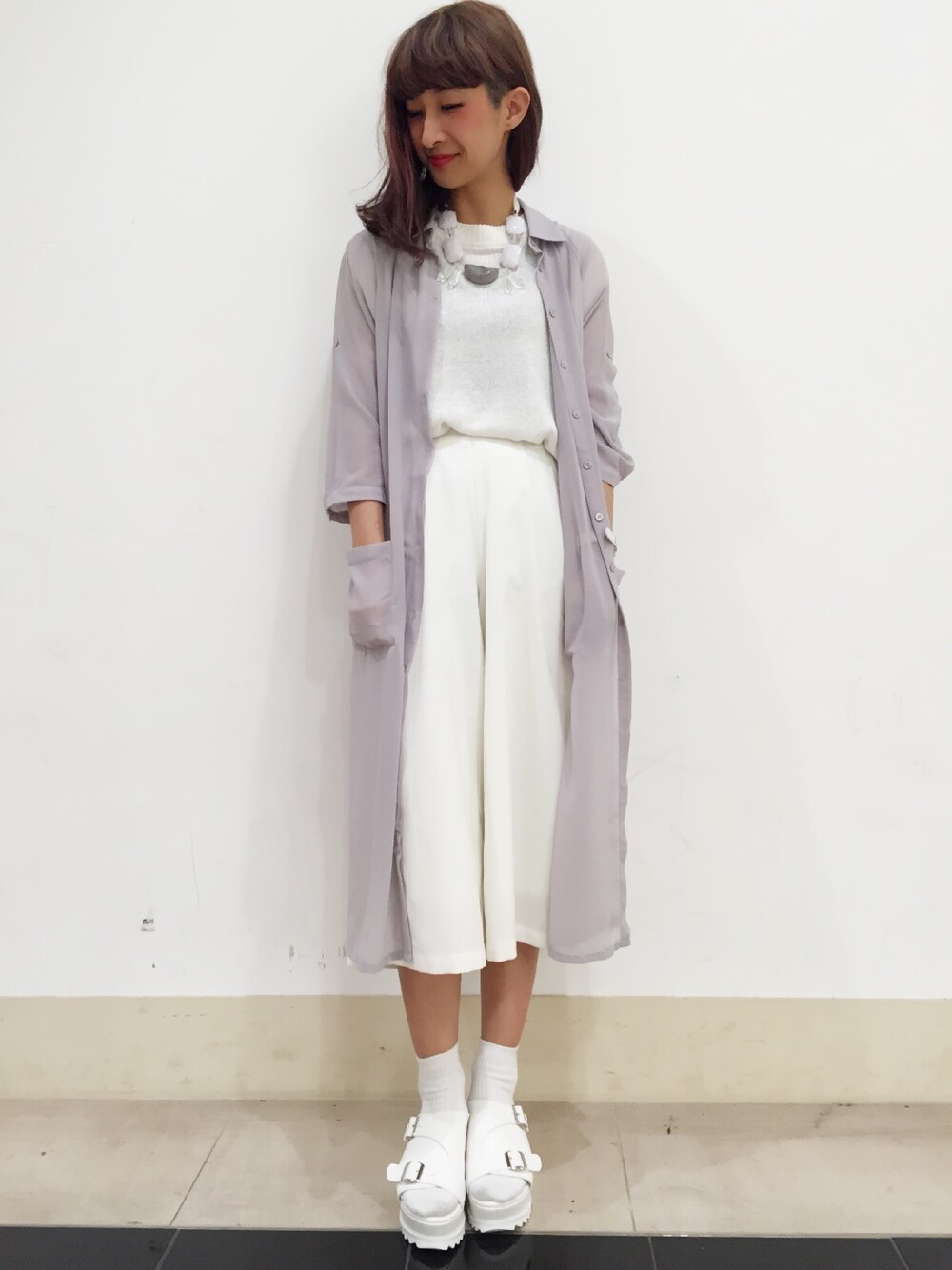 「HARE、ホワイト、ホワイトパンツ、ガウチョパンツ、ロングシャツ、シフォン、透けトップス、グレー」｜「HAREのガウチョパンツ(HARE)（その他パンツ、ホワイト系）」を使った、HIRATAさん（レディース・157cm）の春コーディネートの1枚目の写真
