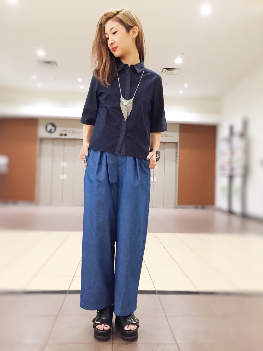 「HARE、シャツスタイル、ネイビー、ワイドパンツ、デニム、シルバーアクセサリー」｜「HAREのフトベルトワイドタックパンツ(HARE)（スラックス、ブルー系）」を使った、HIRATAさん（レディース・157cm）の夏コーディネートの1枚目の写真