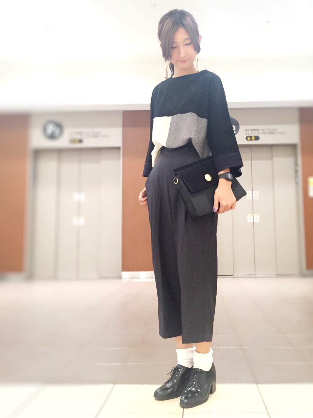 「casual、秋服、メンズライク、カジュアルコーデ、ブラック、ニット、レースアップシューズ、秋コーデ、HARE、クラッチバッグ」｜「HAREの【WEB先行予約】センタープレスクロップドパンツ(HARE) （その他パンツ、グレー系）」を使った、HIRATAさん（レディース・157cm）の秋コーディネートの1枚目の写真