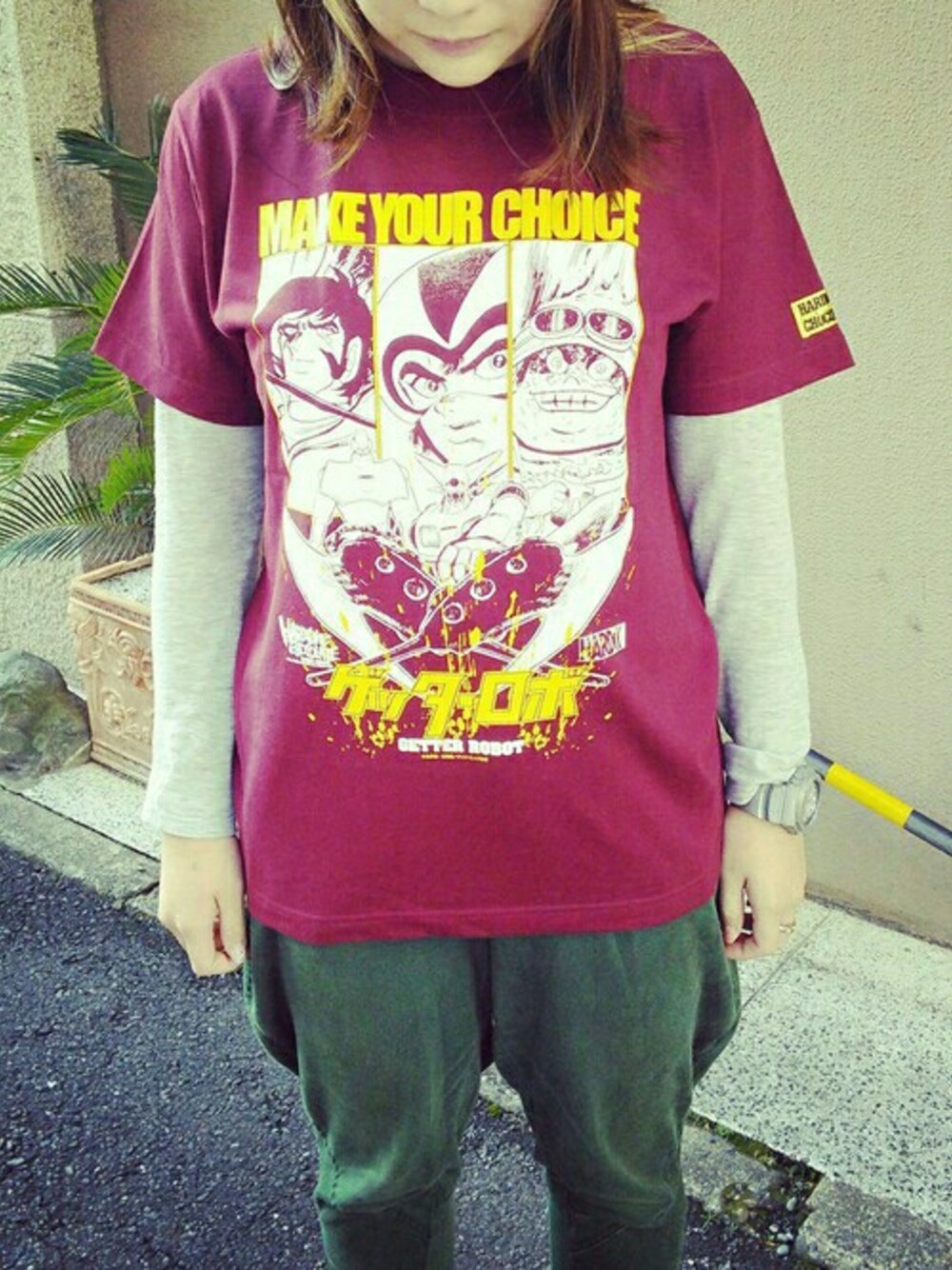 レッド系のTシャツ/カットソーを着用したレディースの秋コーディネートの1枚目の写真