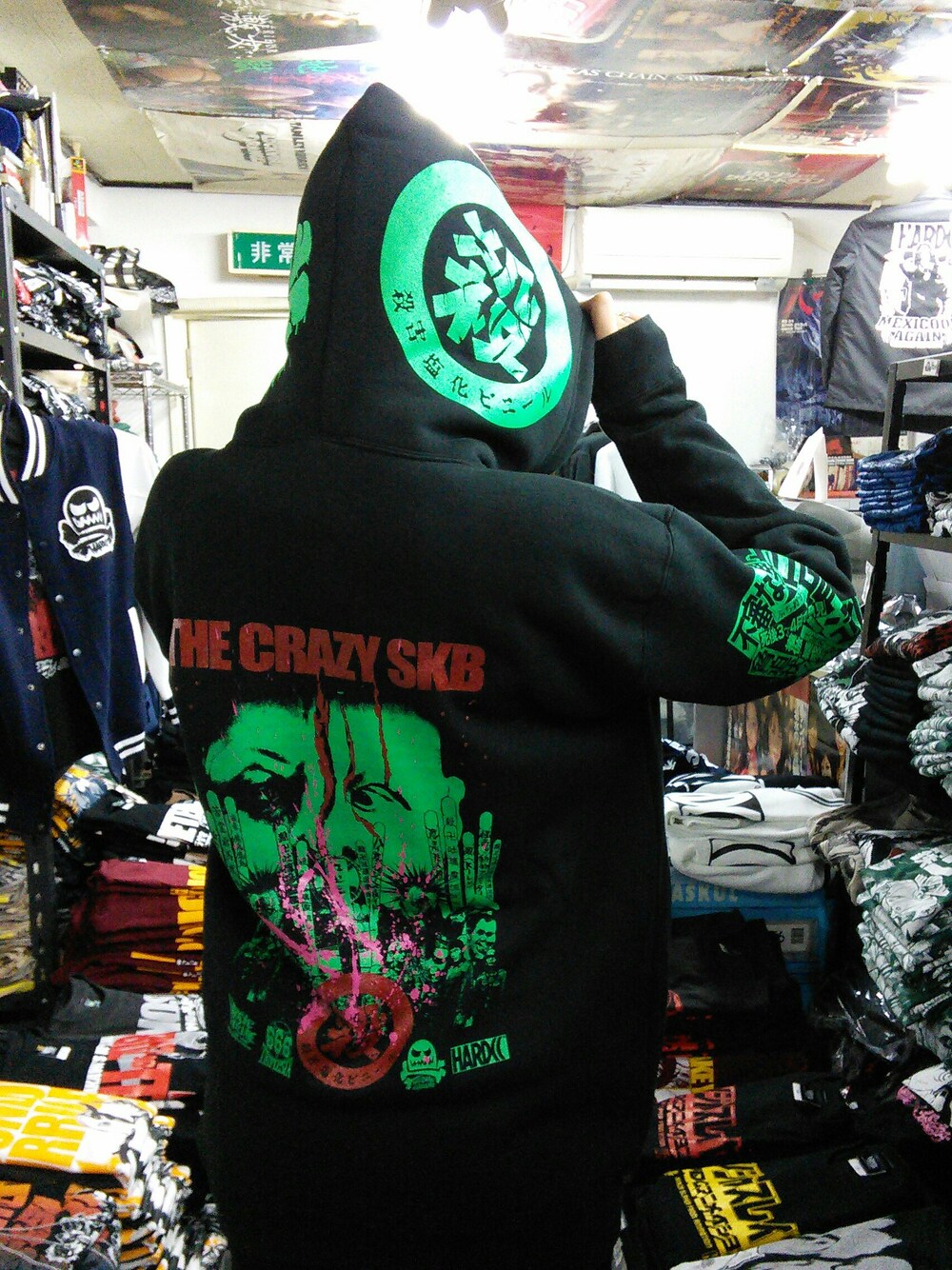 ブラック系のパーカーを着用したレディースの冬コーディネートの1枚目の写真