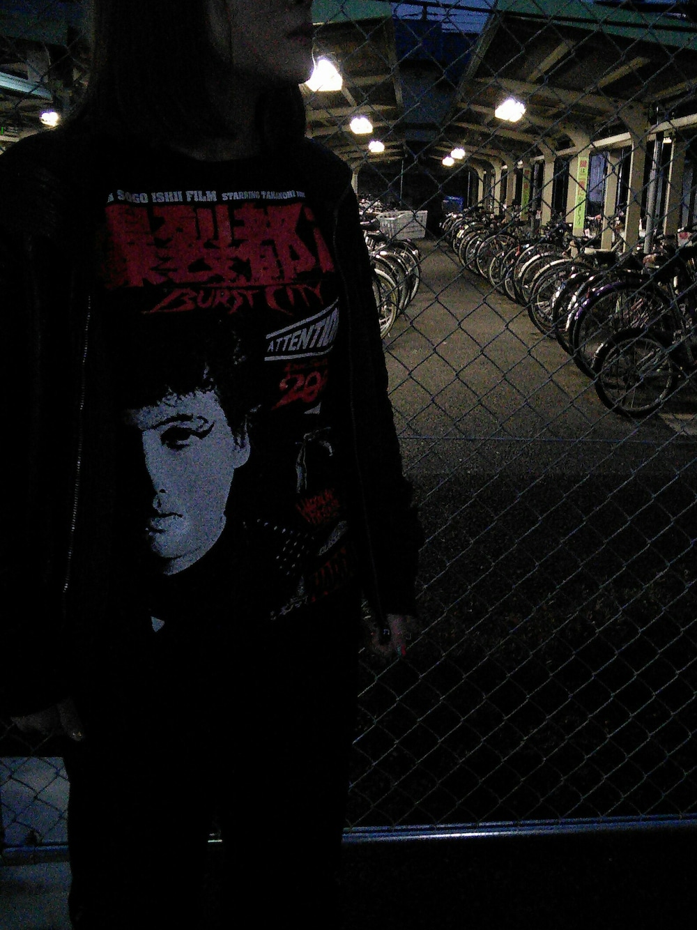 ブラック系のTシャツ/カットソーを着用したレディースの冬コーディネートの1枚目の写真