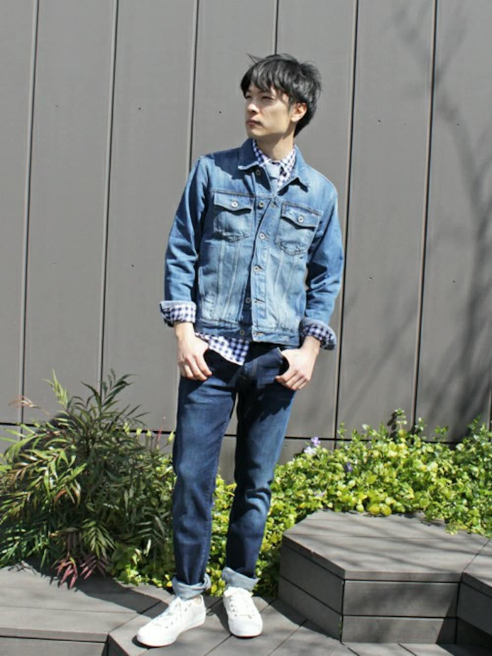 その他のデニムジャケット、ブルー系のデニムパンツ、ブルー系のシャツ/ブラウスを着用したメンズの春コーディネートの1枚目の写真