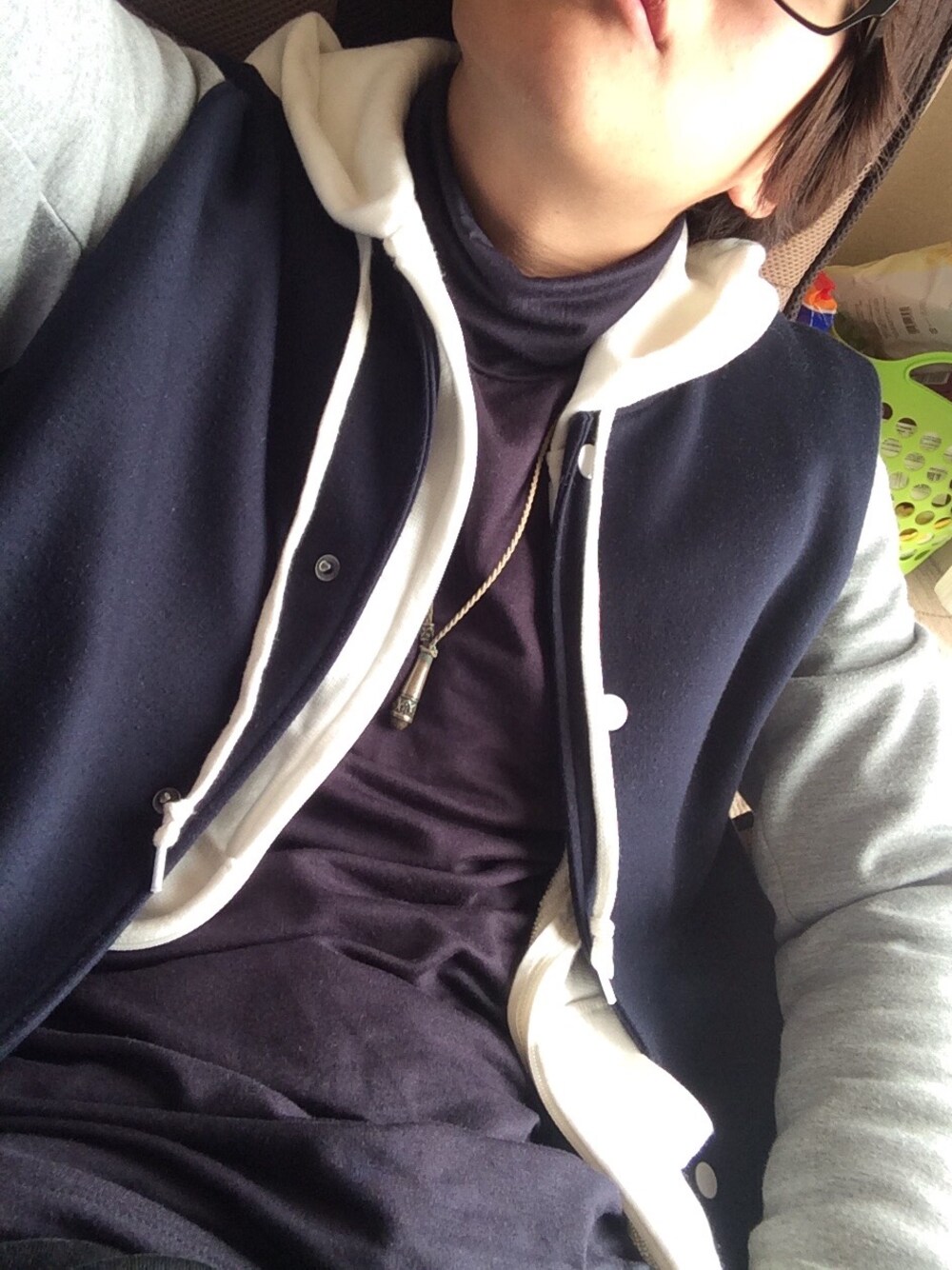 ブルー系のスタジャン、ホワイト系のパーカー、ブルー系のTシャツ/カットソーを着用したメンズの冬コーディネートの1枚目の写真