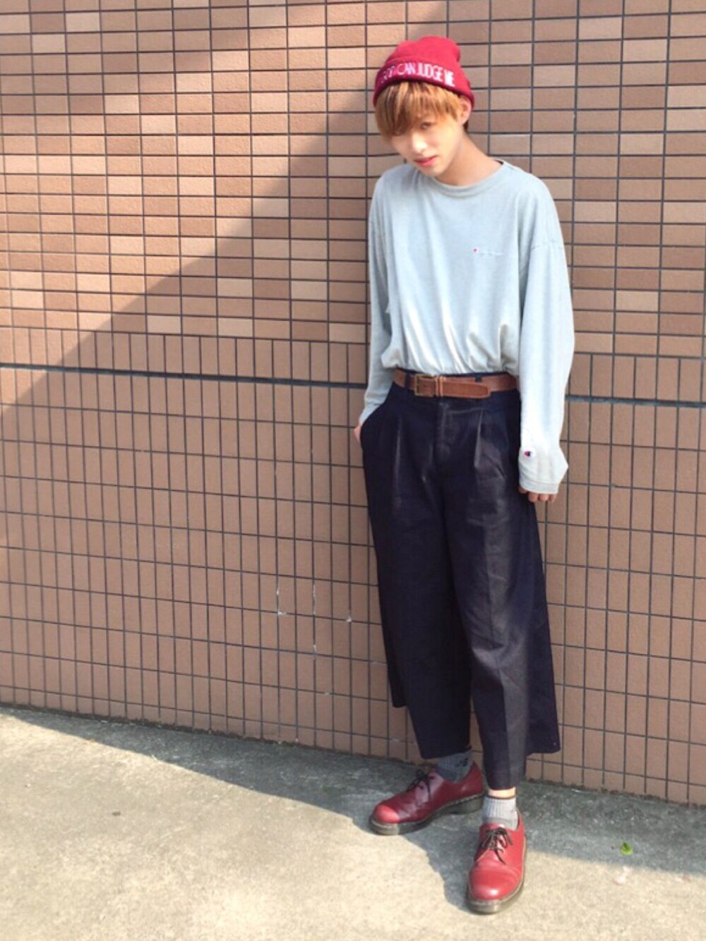 ブルー系のデニムパンツ、レッド系のブーツ、グレー系のTシャツ/カットソーを着用したメンズの夏コーディネートの1枚目の写真