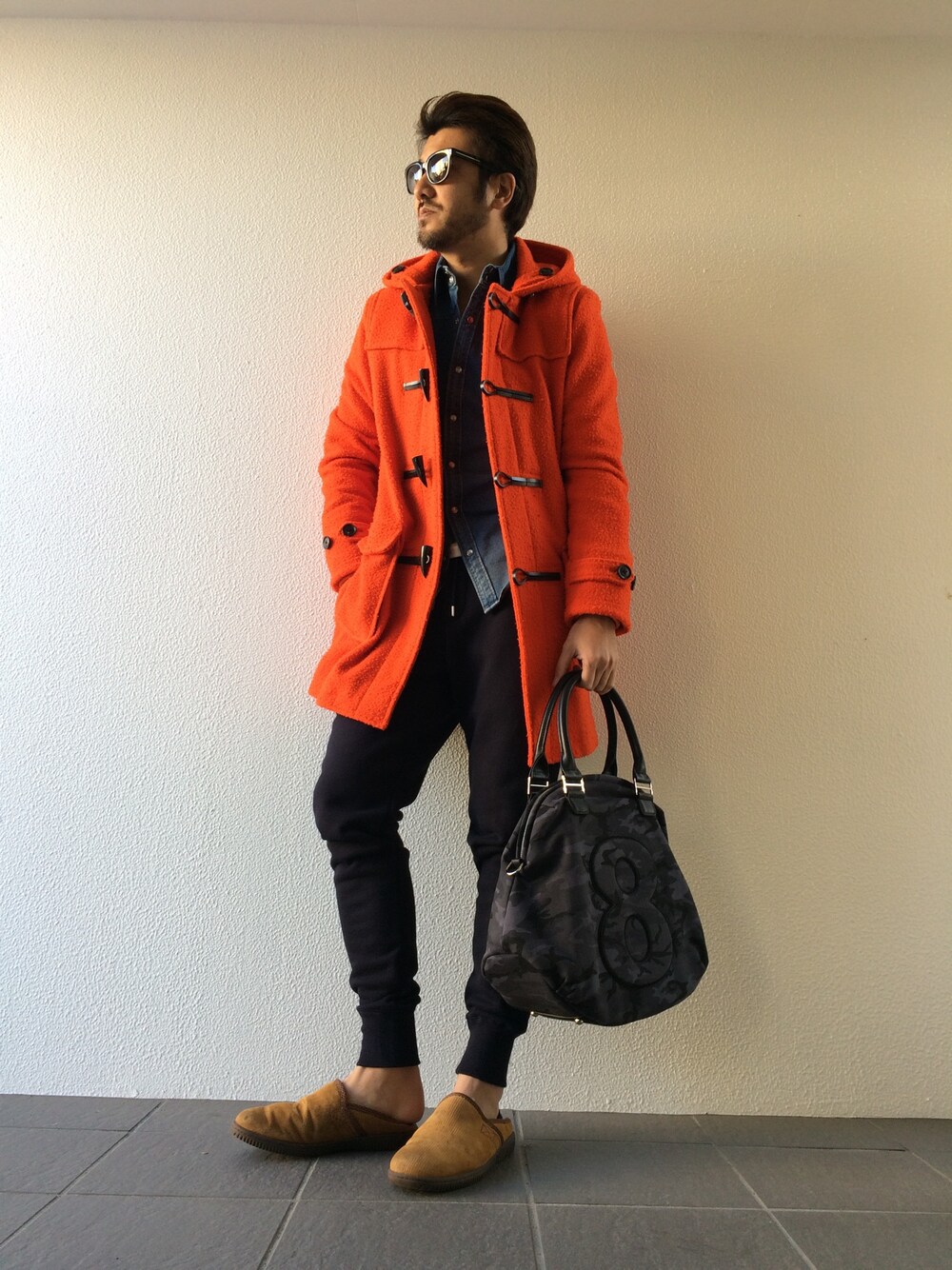 「daboro、AKM、UGG、オレンジ、カモフラ、デニムシャツ、ダッフルコート、冬服、オトナカジュアル、ロング丈」｜「daboroのイタリアン メルトン ダッフルコート（ダッフルコート、オレンジ系）」を使った、daboroさん（メンズ・176cm）の冬コーディネートの1枚目の写真