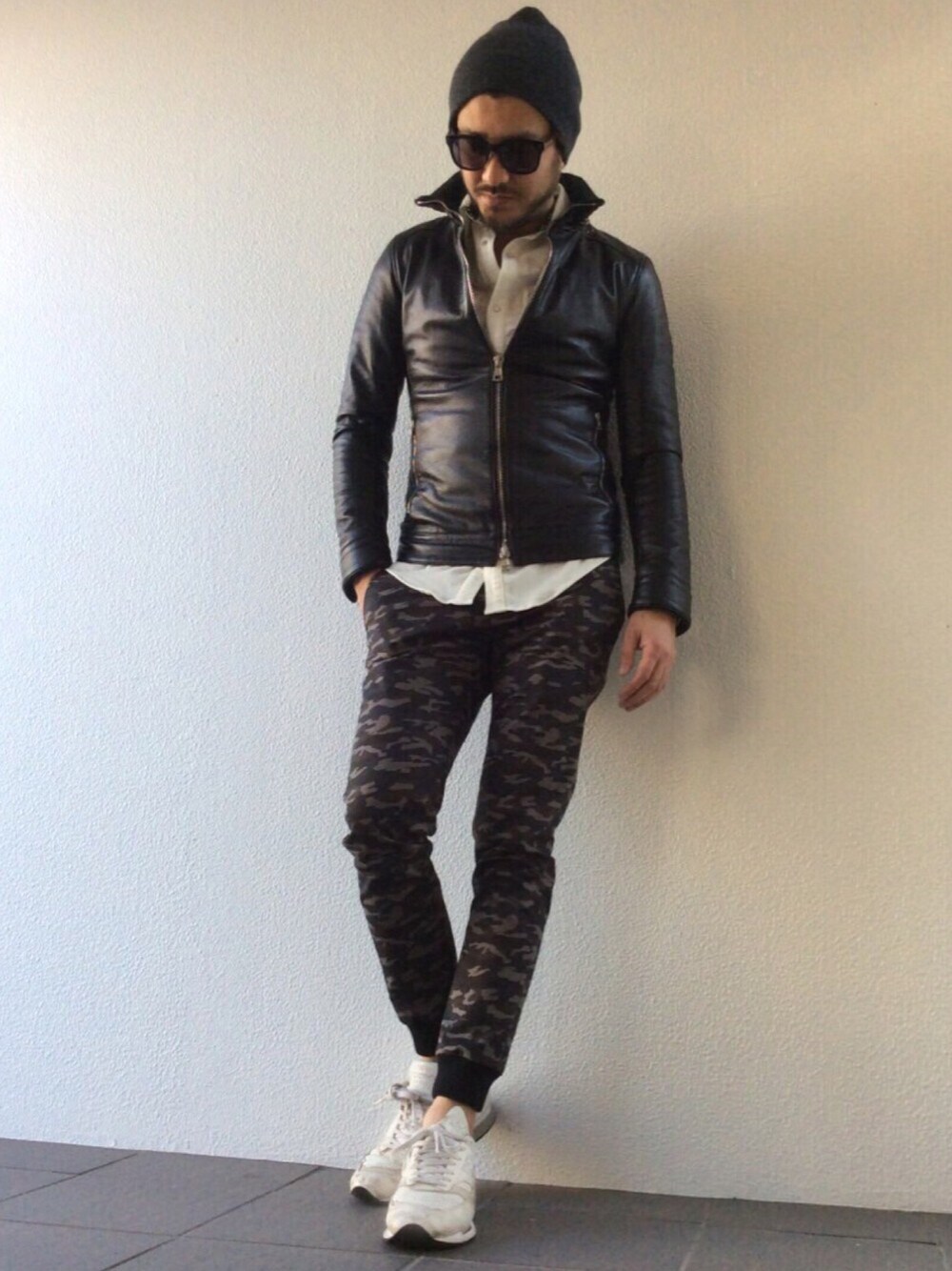 「daboro、1PIU1UGUALE3、New Balance、シンプルコーデ、大人カジュアル、black、シャツスタイル、レザージャケット、カモフラ、ニューバランス」｜「daboroのシングル レザー ライダース ジャケット（ブルゾン、ブルー系）」を使った、daboroさん（メンズ・176cm）の冬コーディネートの1枚目の写真