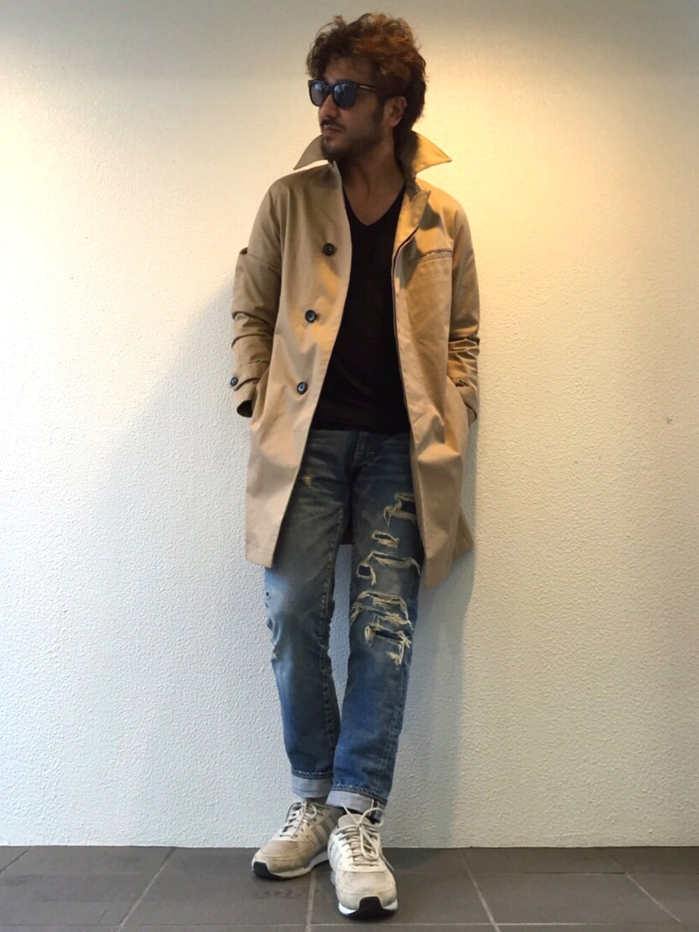 「daboro、1PIU1UGUALE3、AKM、Junred、junhashimoto 、adidas、サングラス、カジュアル、白スニーカー、クラッシュデニム」｜「daboroのトレンチ コート（トレンチコート、ベージュ系）」を使った、daboroさん（メンズ・176cm）の冬コーディネートの1枚目の写真