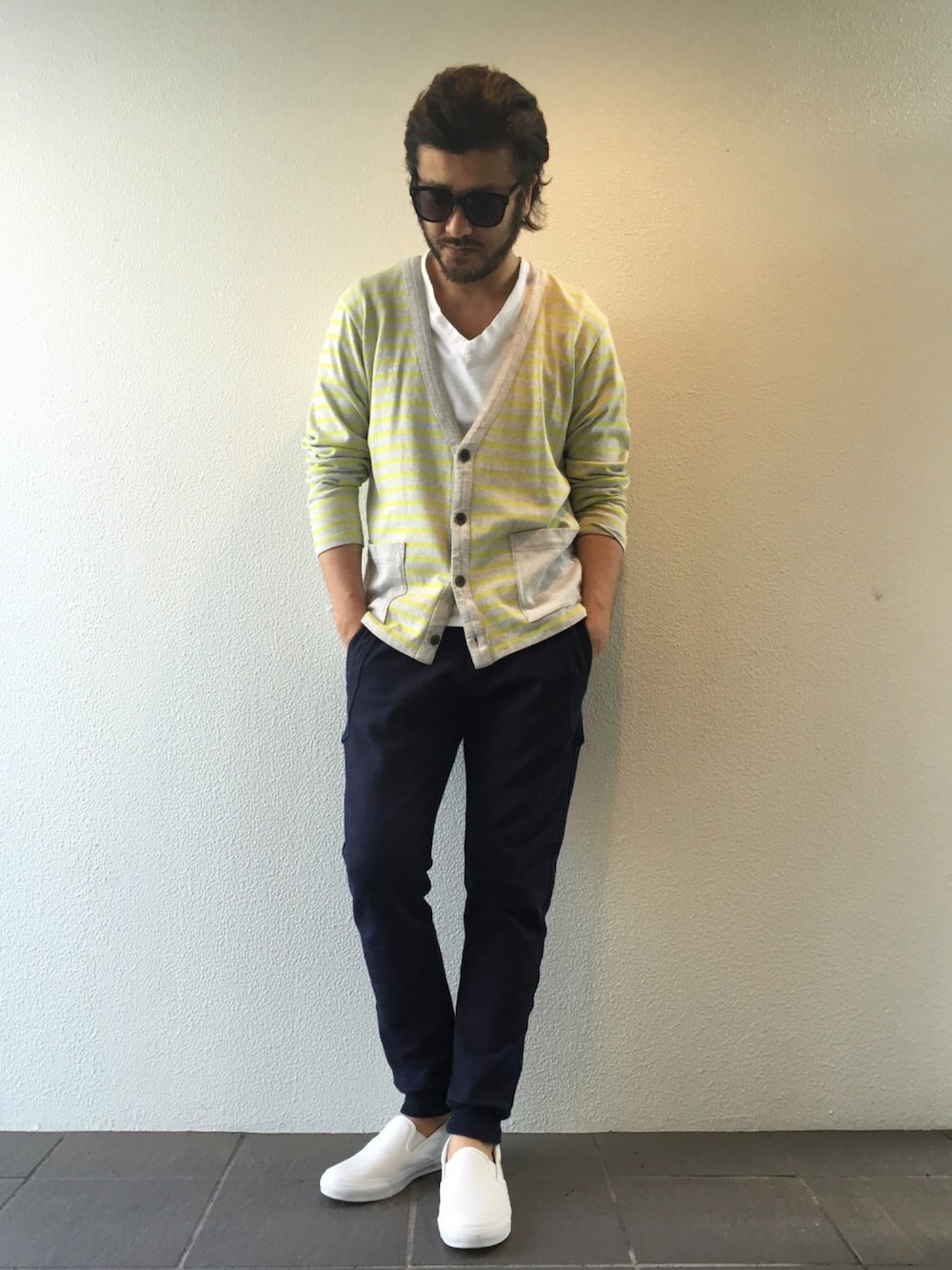 グレー系のカーディガン/ボレロ、ブルー系のパンツ、ホワイト系のTシャツ/カットソーを着用したメンズの春コーディネートの1枚目の写真