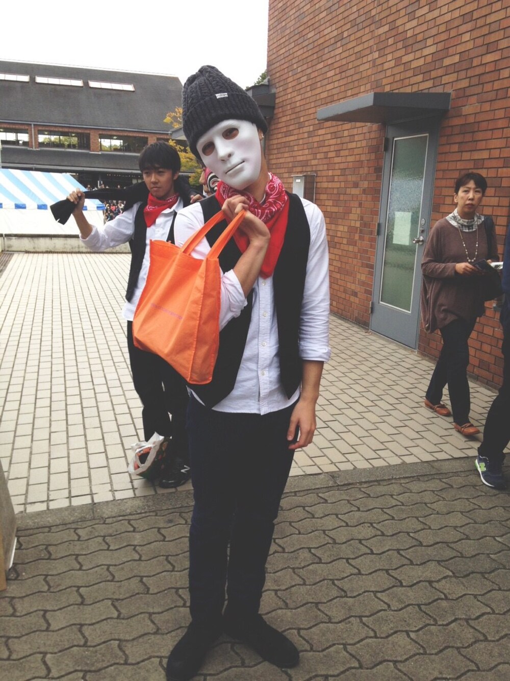 「ハロウィン、ニット帽、デニム、シャツスタイル、ベスト、学祭、ダンス」｜「Lui'sのC-PLUS HEADWEARS(シープラス･ヘッドウェアーズ) バルキーニットキャップ（ニットキャップ/ビーニー、グレー系）」を使った、しんやさん（メンズ・173cm）の秋コーディネートの1枚目の写真