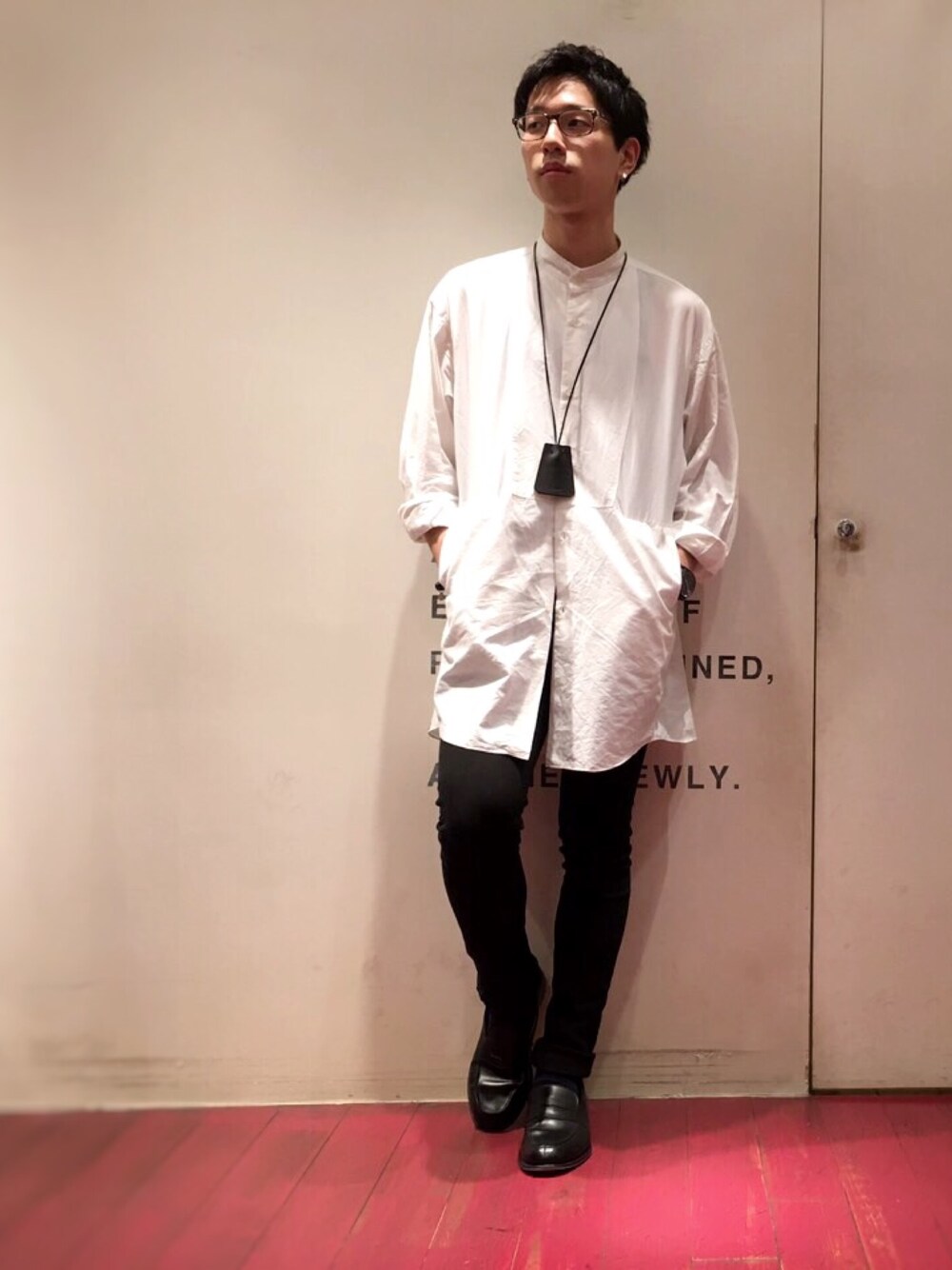 「春コーデ、ロングシャツ、バンドカラー、スキニーデニム、ローファー、ブラック×ホワイト、モードストリート」｜「BLACK&BLUEのBand Collar Long Shirt（シャツ/ブラウス、ホワイト系）」を使った、しんやさん（メンズ・173cm）の春コーディネートの1枚目の写真