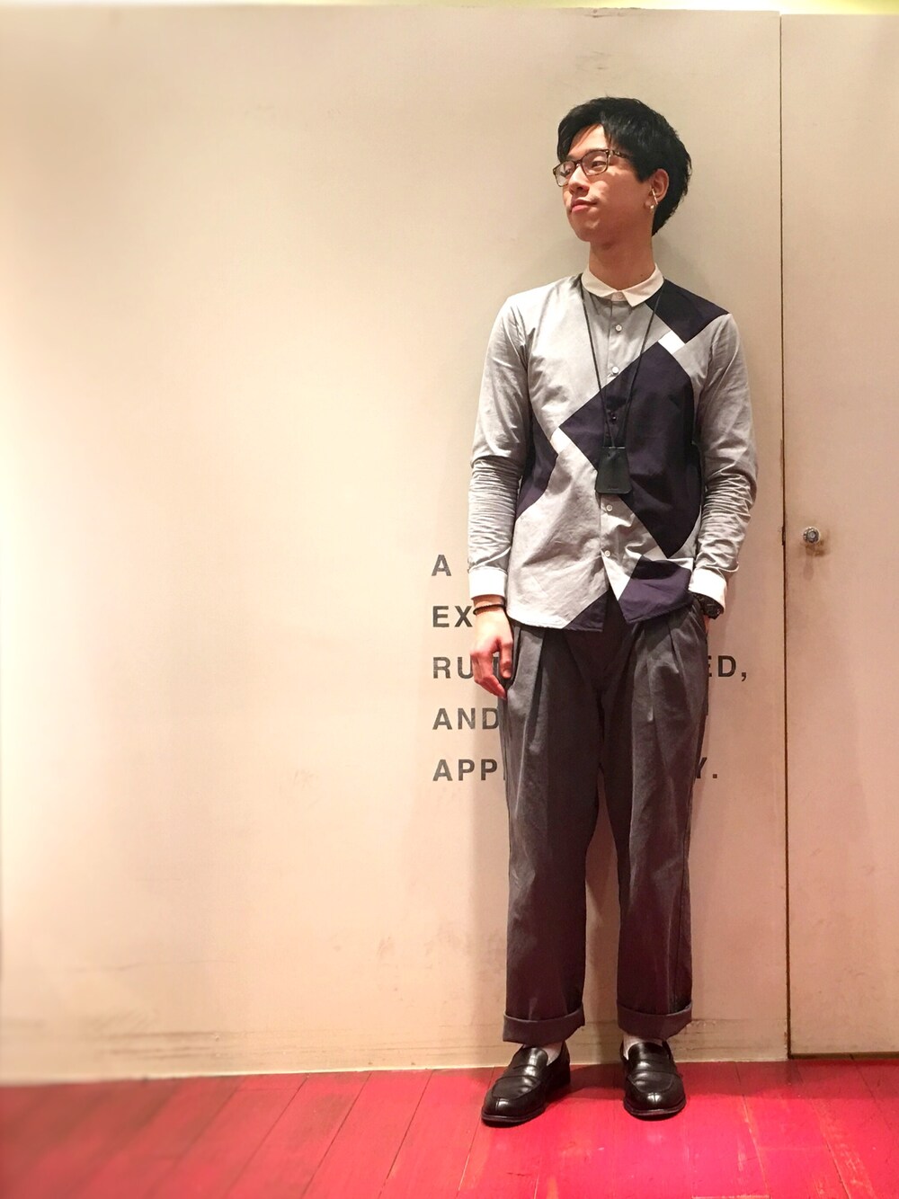 「春、シンプルコーデ、ロールアップ、ローファー、モード、グレー、ワイドパンツ、ETHOSENS、シャツスタイル、白靴下」｜「ETHOSENS for Lui'sのアイテム（シャツ/ブラウス、グレー系）」を使った、しんやさん（メンズ・173cm）の春コーディネートの1枚目の写真