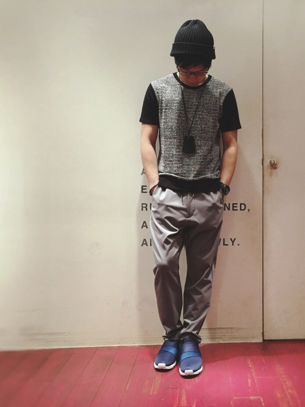 「はるコーデ、スニーカーコーデ、streetfashion、オトナカジュアル、メガネ男子、ニット帽、ストリート、グレー、スウェット、ootd」｜「Lui'sのLui's(ルイス) 半袖グレンチェックカットソー（Tシャツ/カットソー、ホワイト系）」を使った、しんやさん（メンズ・173cm）の春コーディネートの1枚目の写真