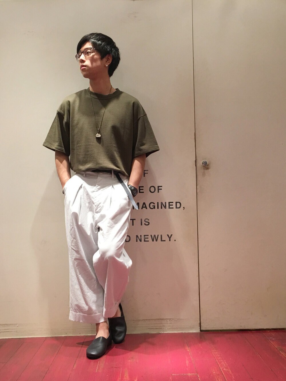 「シンプル、キレイめ、革靴、タックイン、白パンツ、Tシャツ、夏コーデ、メガネ男子、ゆるコーデ、ワイドパンツ」｜「URUのアイテム（その他パンツ、ホワイト系）」を使った、しんやさん（メンズ・173cm）の春コーディネートの1枚目の写真
