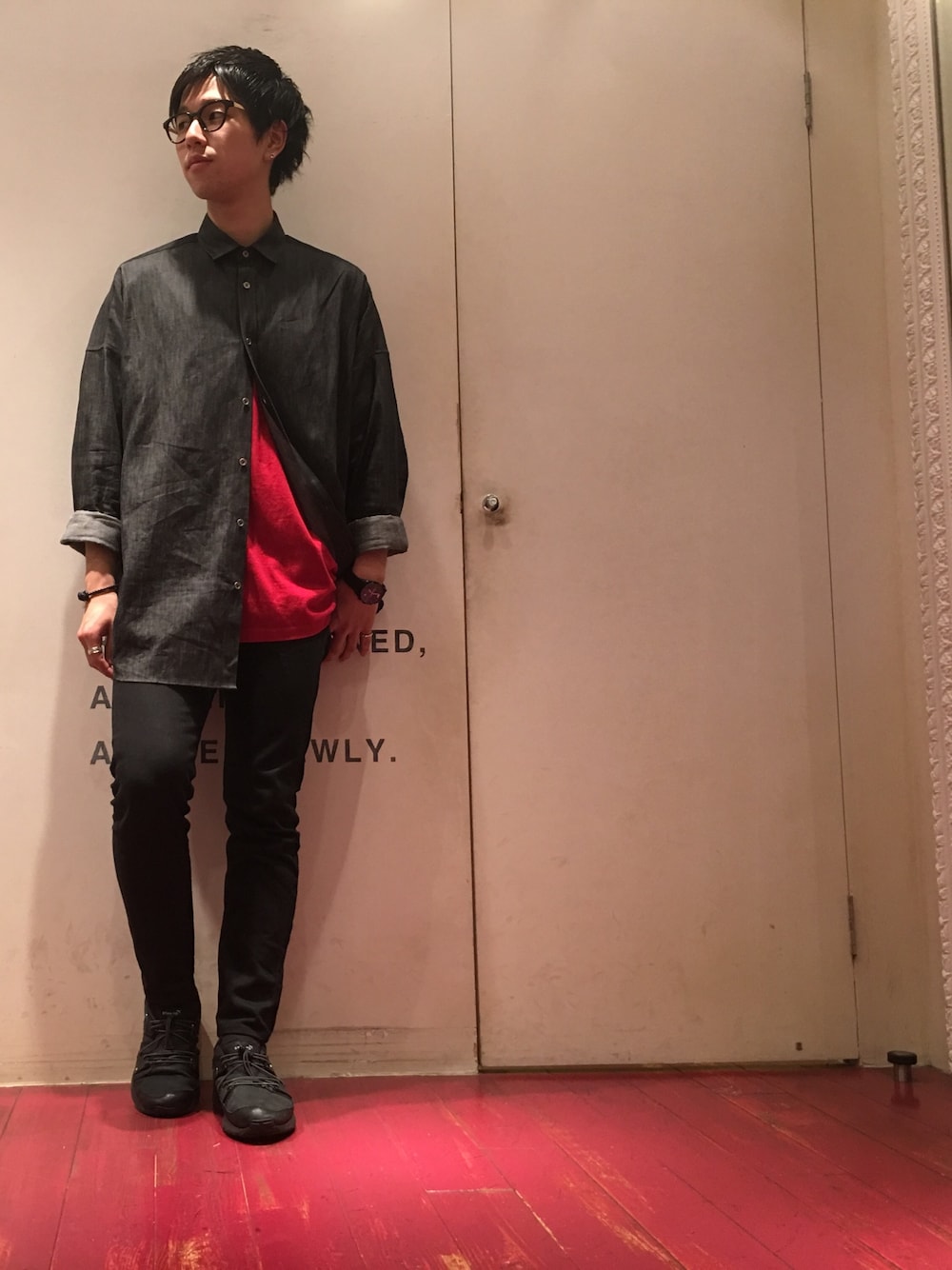 「休日スタイル、Tシャツ、シンプルコーデ、シャツスタイル、袖まくりフェス、モードストリート、ロングシャツ、スキニーデニム、赤、メガネ男子」｜「JOHN LAWRENCE SULLIVANのJOHN LAWRENCE SULLIVAN オーバーサイズデニムシャツ（シャツ/ブラウス、ブラック系）」を使った、しんやさん（メンズ・173cm）の春コーディネートの1枚目の写真