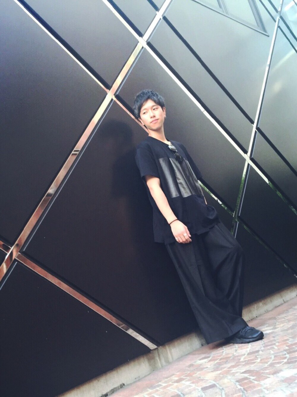 「秋のコーデ、Tシャツ、秋コーデ、ootd、キャップ、夏の終わり、モードストリート、スニーカー、streetfashion、黒」｜「LAD MUSICIANのアイテム（Tシャツ/カットソー、ブラック系）」を使った、しんやさん（メンズ・173cm）の秋コーディネートの1枚目の写真