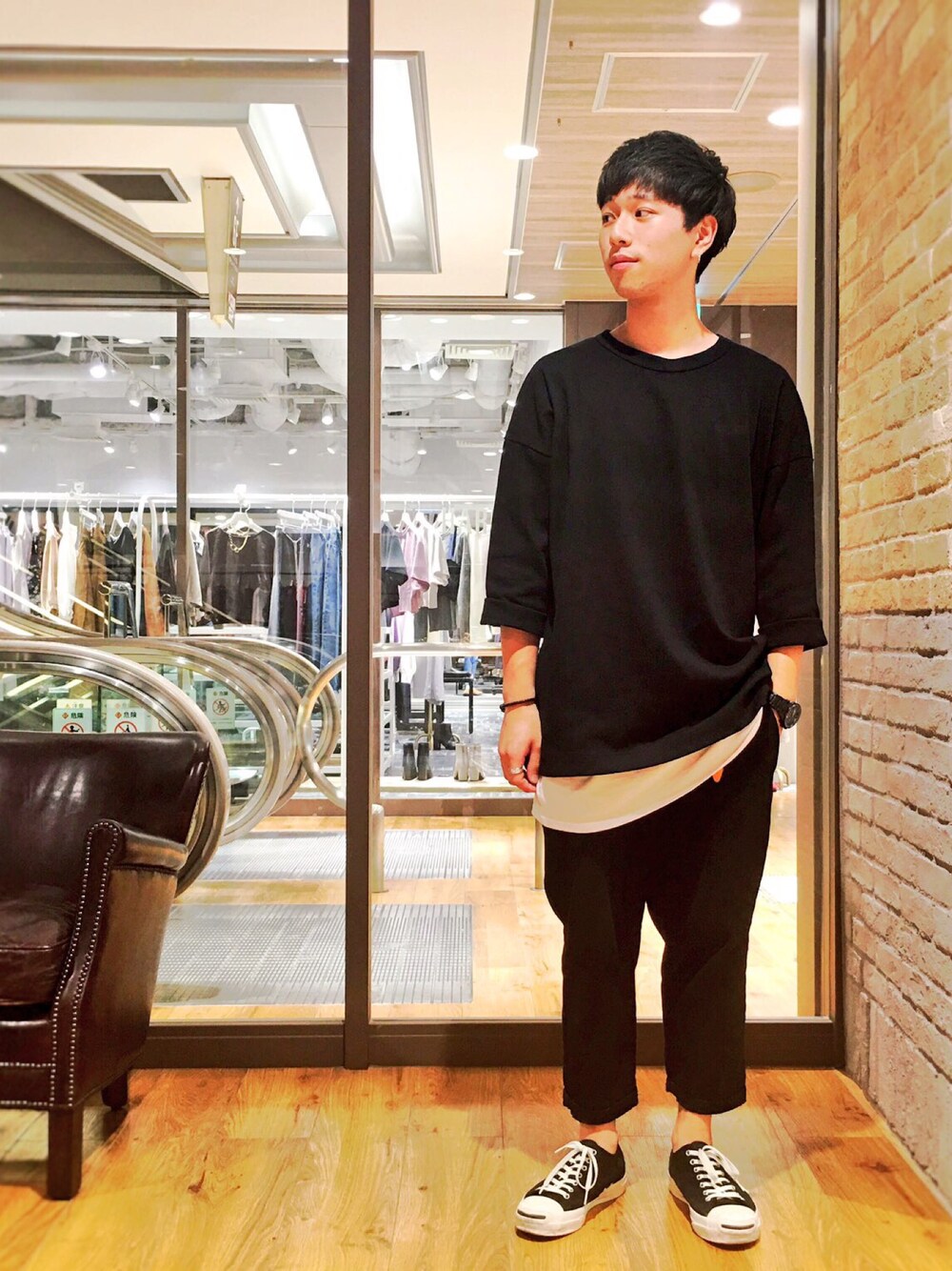 「秋のコーデ、リラックススタイル、大人コーデ、ラクチンコーデ、モノトーンコーデ、デニム、モード、Tシャツ、スニーカー、オトナカジュアル」｜「Lui'sの9分袖BIG Tシャツ（Tシャツ/カットソー、ブラック系）」を使った、しんやさん（メンズ・173cm）の秋コーディネートの1枚目の写真