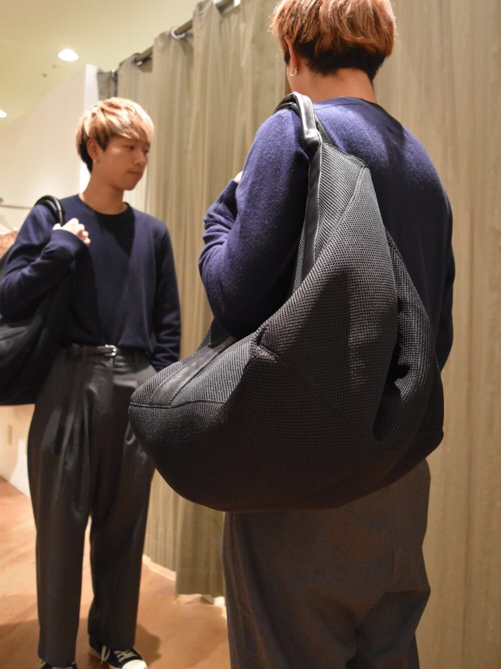 「秋のコーデ、シンプルコーデ、冬、street、ニット、モード、ワイドパンツ、タックイン、トートバッグ、ジャックパーセル」｜「Sacaiのアイテム（ニット/セーター、ブルー系）」を使った、しんやさん（メンズ・173cm）の秋コーディネートの1枚目の写真