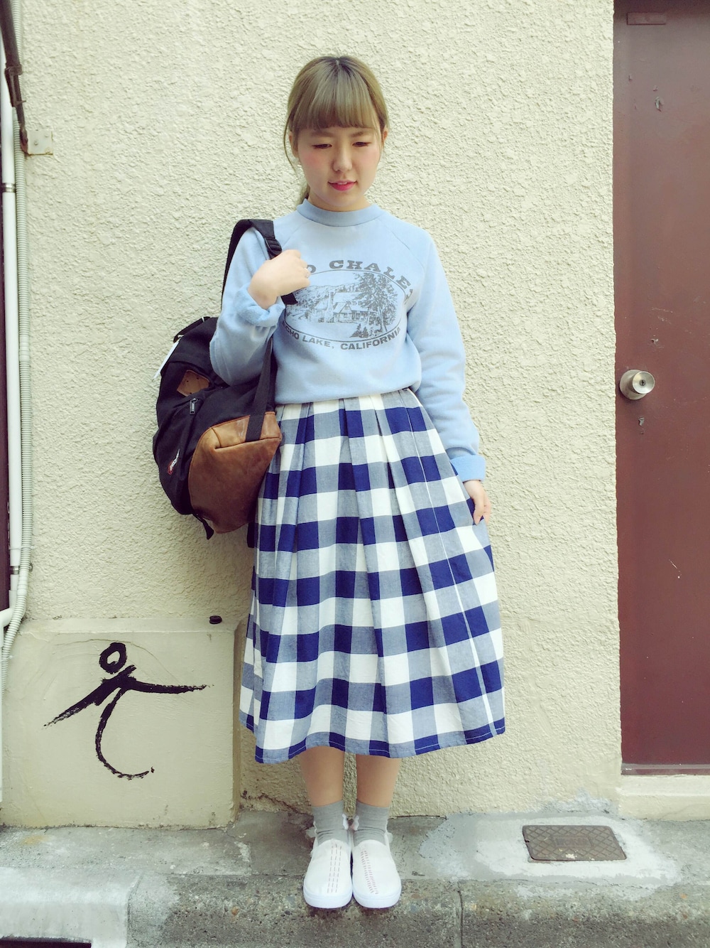 ブルー系のスウェット、ブルー系のスカートを着用したレディースの春コーディネートの1枚目の写真
