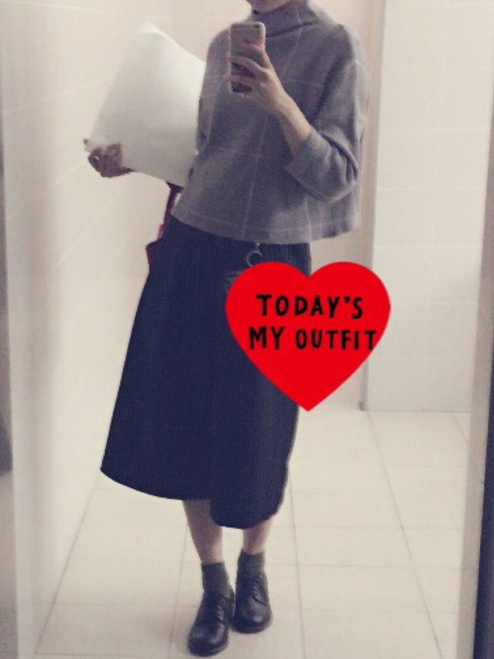 グレー系のニット/セーター、ブラック系のその他パンツ、ブラック系のドレスシューズを着用したレディースの秋コーディネートの1枚目の写真