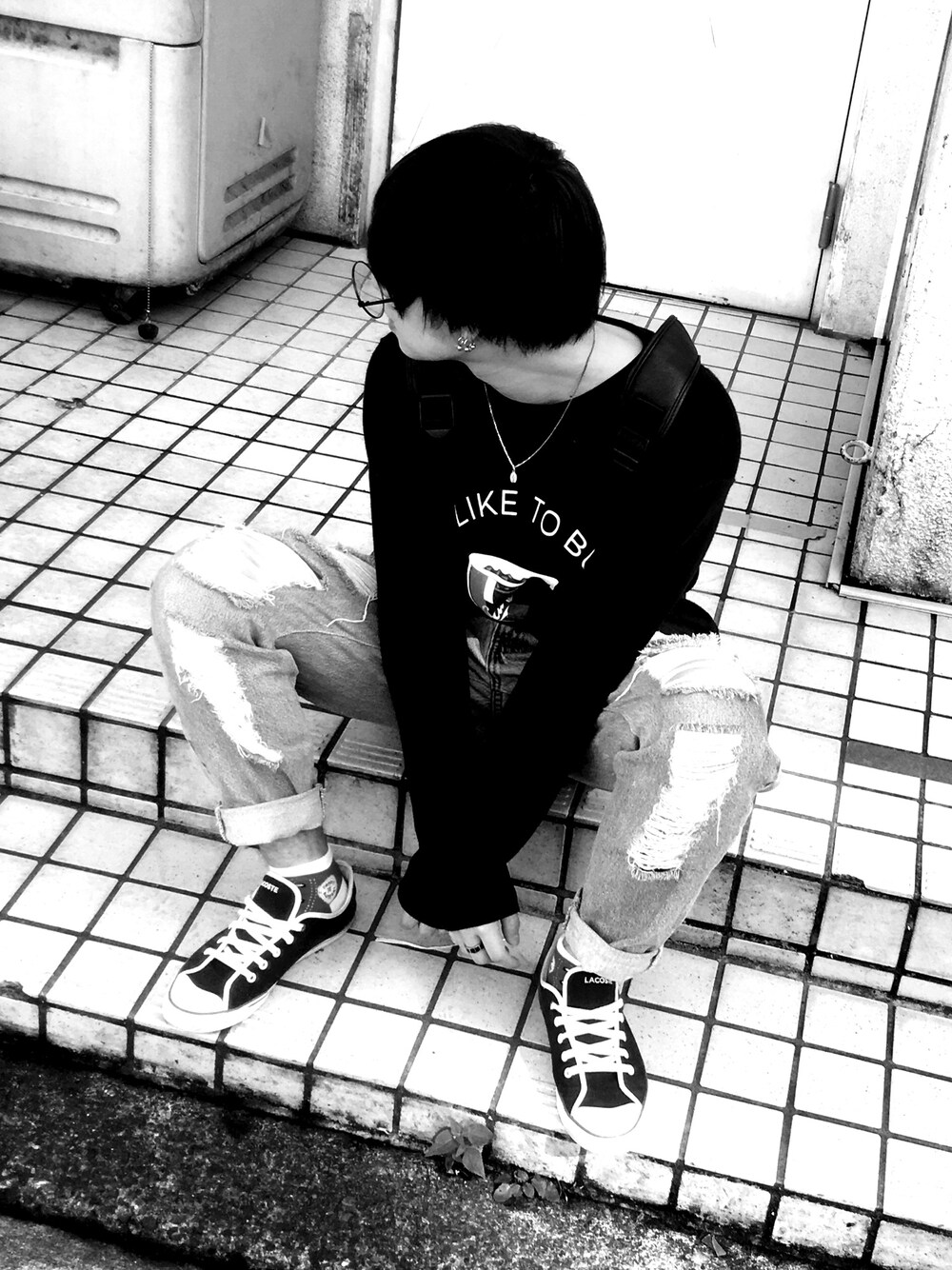 「ダメージデニムパンツ、マルメガネつけてます」｜「date MEGANEのアイテム（メガネ、ブラック系）」を使った、えふ。さん（メンズ・173cm）の秋コーディネートの1枚目の写真