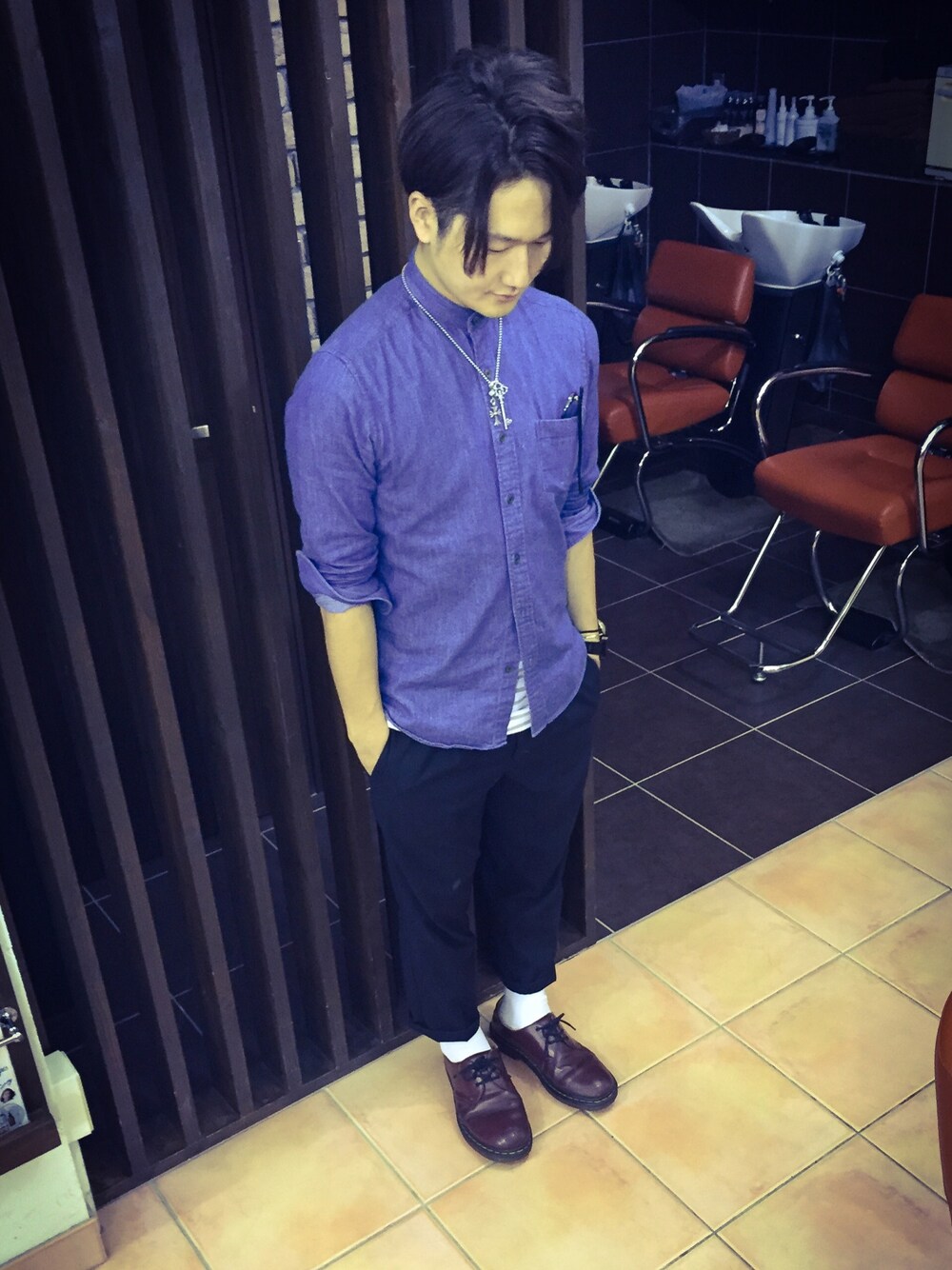 「美容師、相変わらず短足、ドクターマーチン、シャツスタイル」｜「BEAMS LIGHTS Men'sのアイテム（シャツ/ブラウス、ブルー系）」を使った、こーさん（メンズ・165cm）の秋コーディネートの1枚目の写真