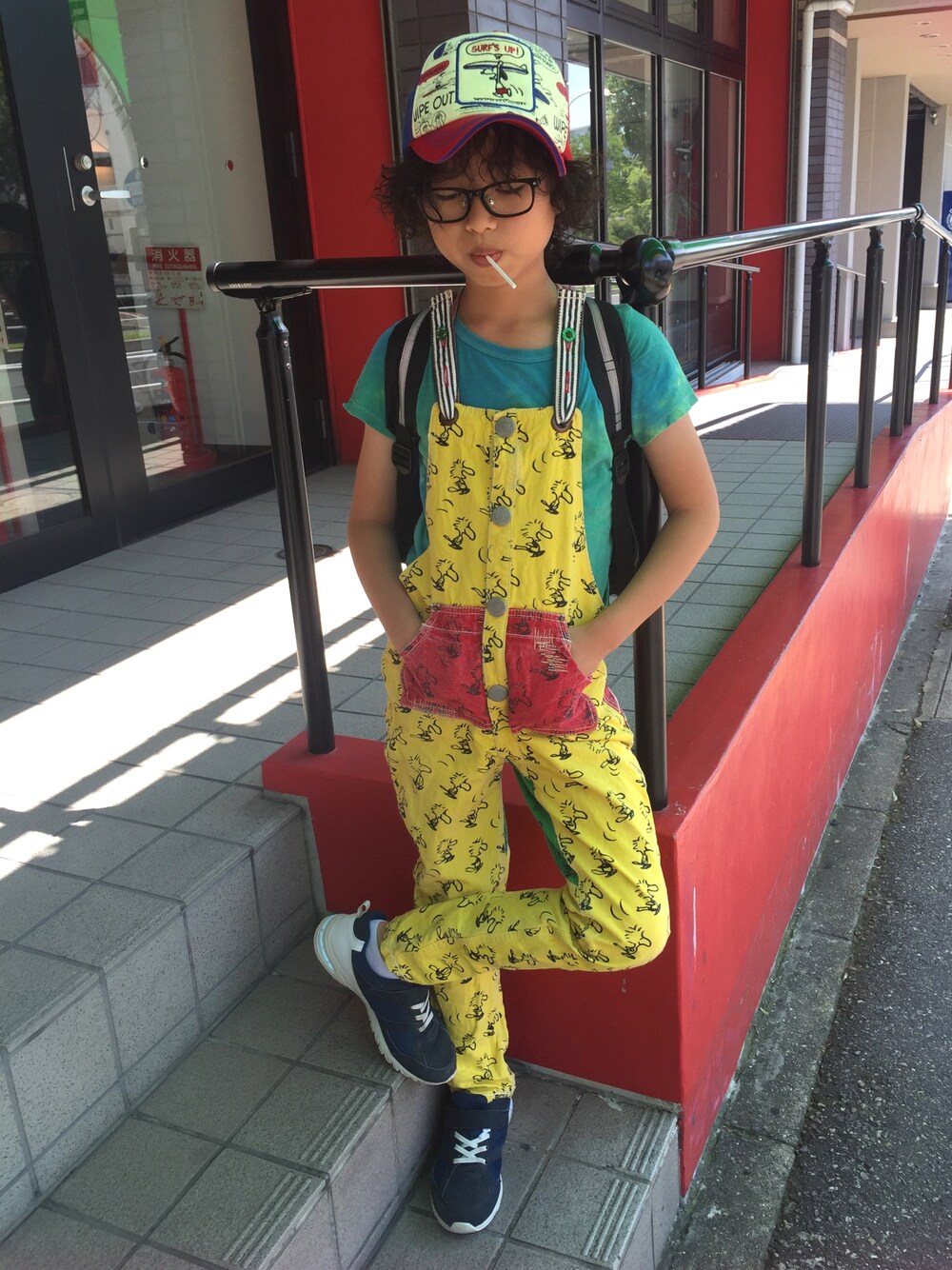 「BOOFOOWOOのウッドストック柄サロペット　Jr（サロペット/オーバーオール、イエロー系）」を使った、hidekicchuさん（キッズ・142cm）の夏コーディネートの1枚目の写真