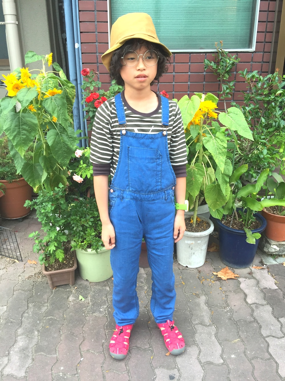 「no brandのアイテム（サロペット/オーバーオール、ブルー系）」を使った、hidekicchuさん（キッズ・142cm）の夏コーディネートの1枚目の写真