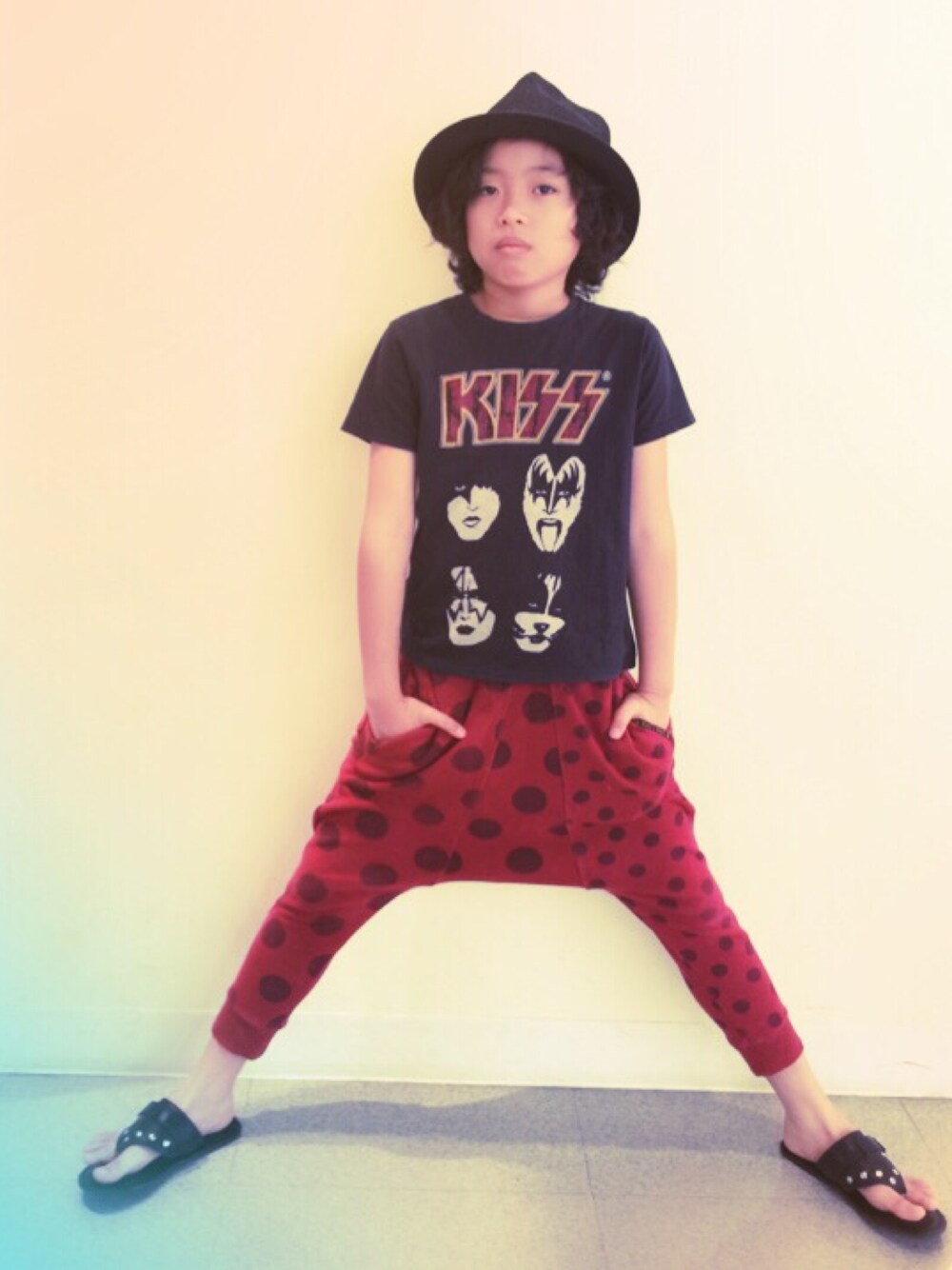 「サンダル、男の子、ハット、バンドT」｜「ZARA KIDSのアイテム（Tシャツ/カットソー、ブラック系）」を使った、hidekicchuさん（キッズ・142cm）の夏コーディネートの1枚目の写真