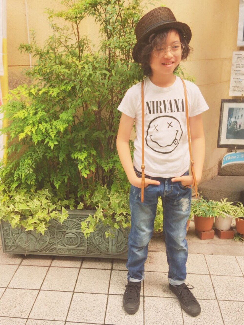 「キッズ、男の子コーデ、男の子、デニム、converse」｜「skeegeeのNIRVANAスマイルTシャツ（Tシャツ/カットソー、ホワイト系）」を使った、hidekicchuさん（キッズ・142cm）の秋コーディネートの1枚目の写真