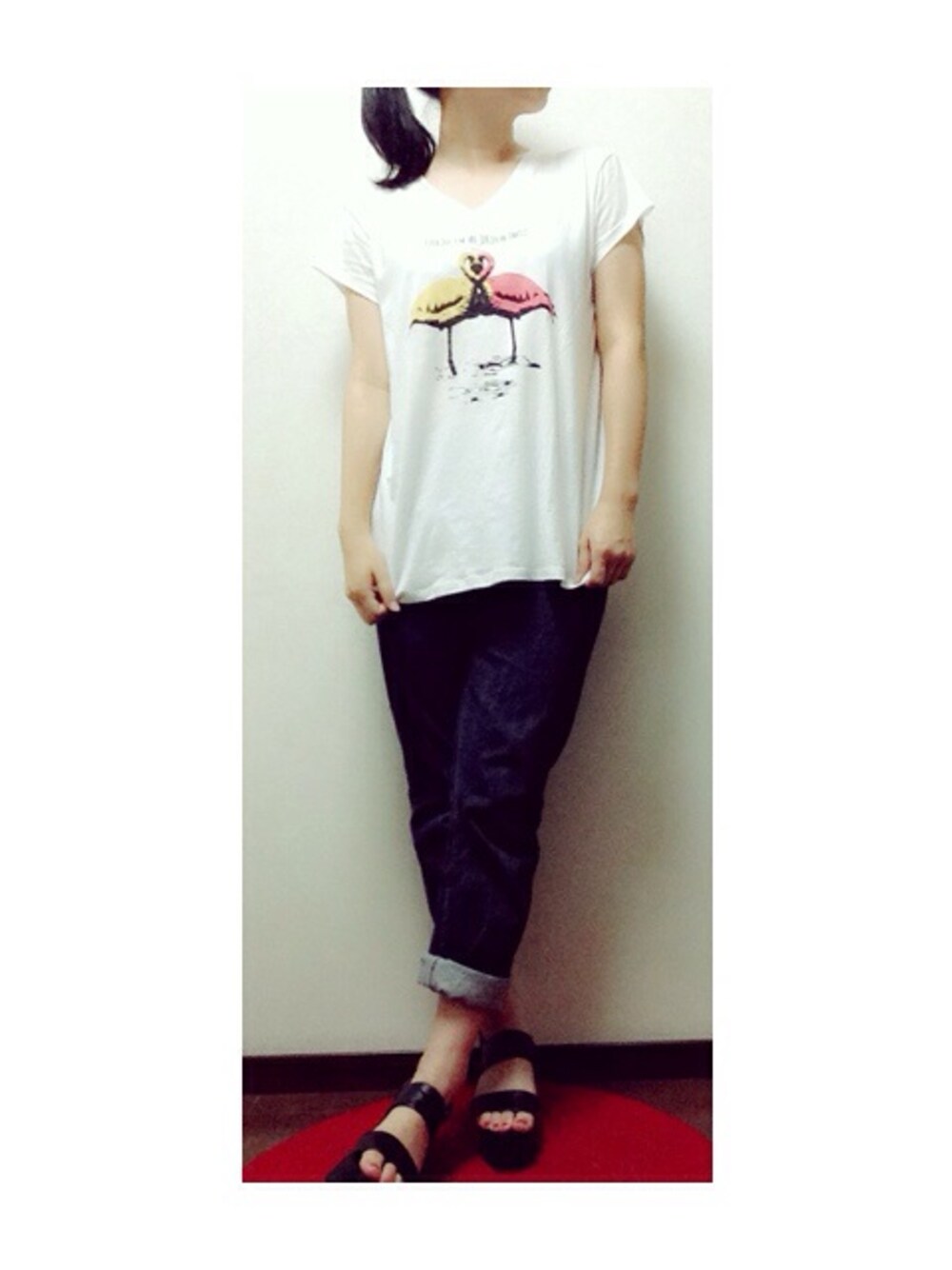 ホワイト系のTシャツ/カットソー、ブラック系のデニムパンツ、ブラック系のサンダルを着用したレディースの秋コーディネートの1枚目の写真