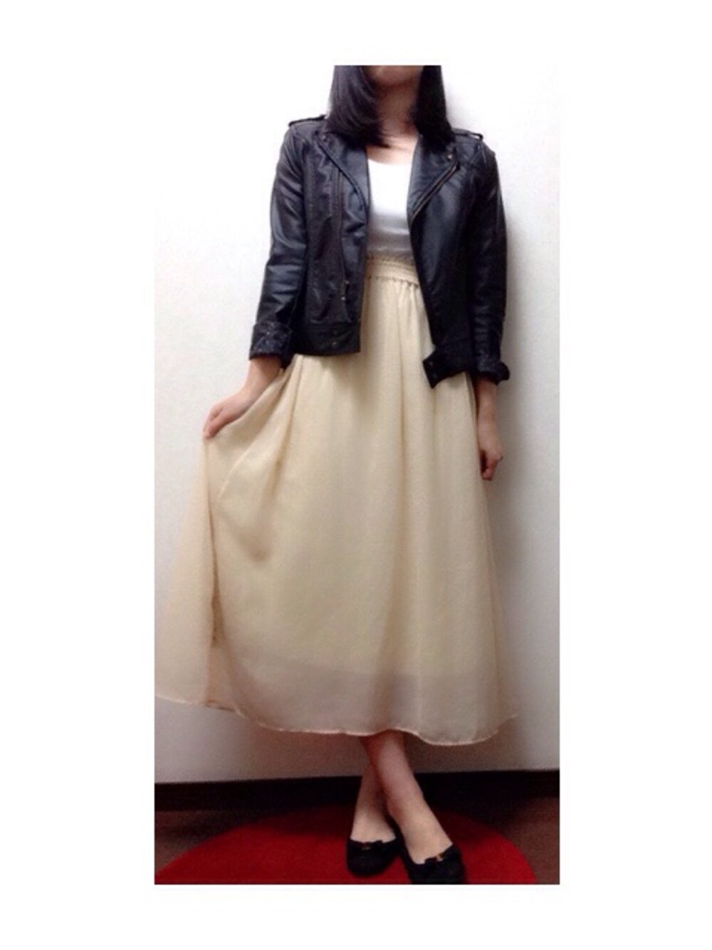 ホワイト系のTシャツ/カットソー、ベージュ系のスカート、ブラック系のライダースジャケットを着用したレディースの秋コーディネートの1枚目の写真