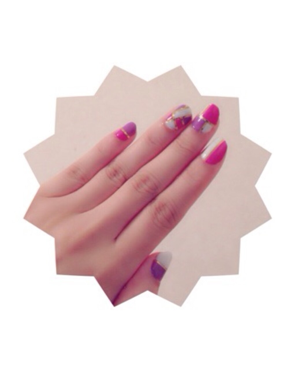 パープル系のハンドケア/ハンドクリームを着用したレディースの冬コーディネートの1枚目の写真