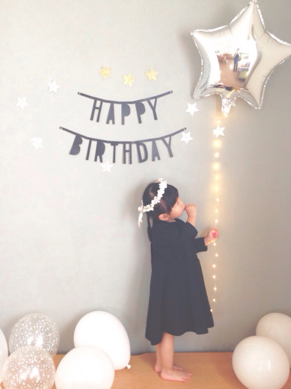 「女の子、誕生日、花冠、キッズコーデ、シンプル、ワンピース」｜「韓国子供服のアイテム（ワンピース、ブラック系）」を使った、suuu☺︎さん（キッズ・90cm）の秋コーディネートの1枚目の写真