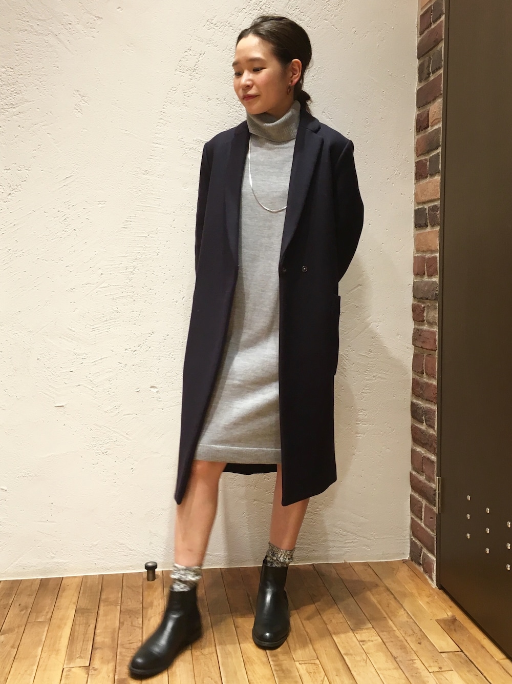 「ワンピース、チェスターコート、ネイビー、ショートブーツ、ニットワンピース、タートルネック、マニッシュ、キレイめ、きれいめカジュアル、冬のコーデ」｜「NOMBRE IMPAIRのDANIELEツイル　チェスターコート（チェスターコート、ブルー系）」を使った、suu.さん（レディース・152cm）の冬コーディネートの1枚目の写真