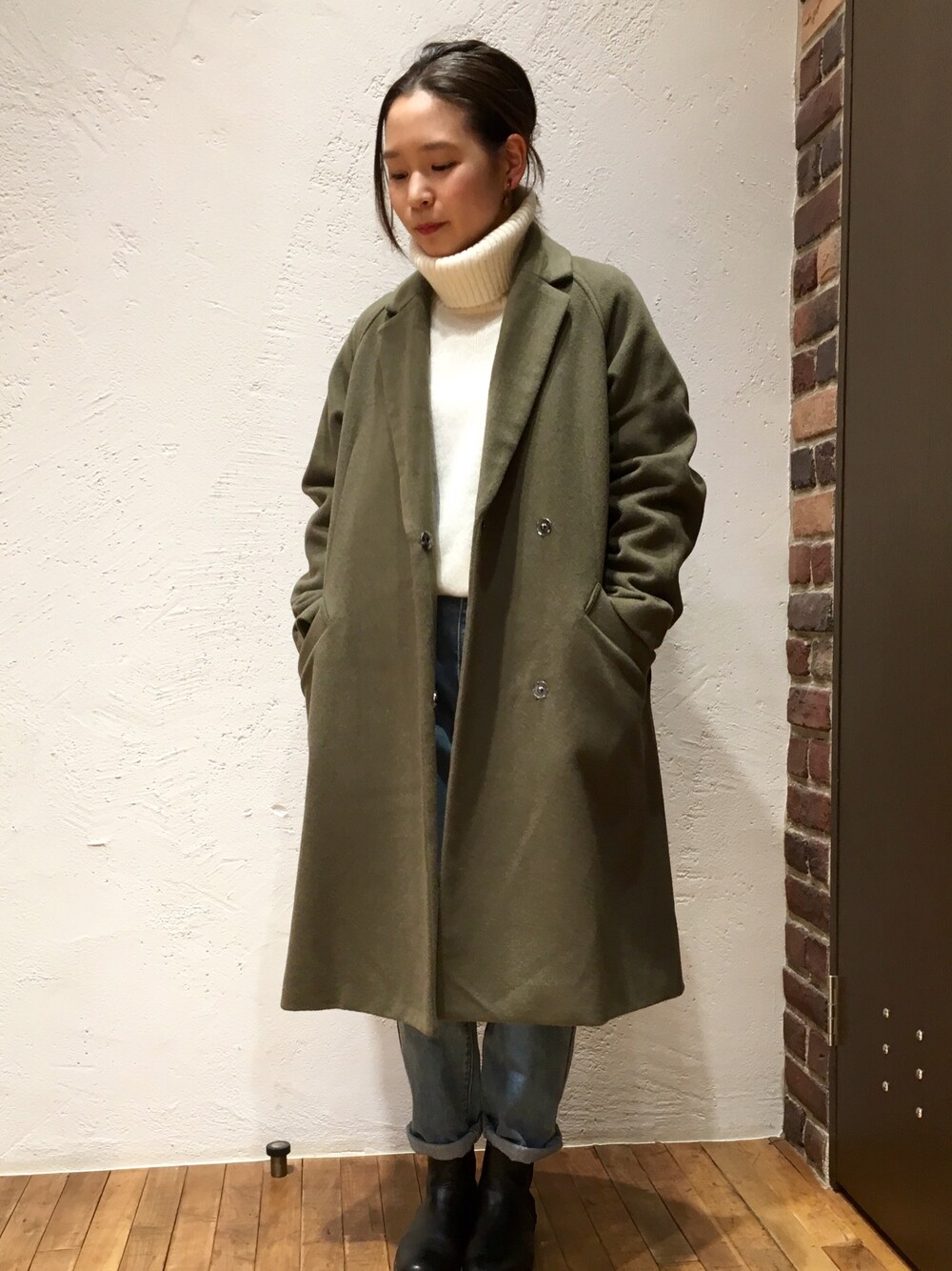 「コート、デニム、シンプル、冬コーデ、タートルネック、カーキ、カーキアウター、オトナカジュアル」｜「NOMBRE IMPAIRのカシミア混メルトン　ガウンコート（その他アウター、グリーン系）」を使った、suu.さん（レディース・152cm）の冬コーディネートの1枚目の写真